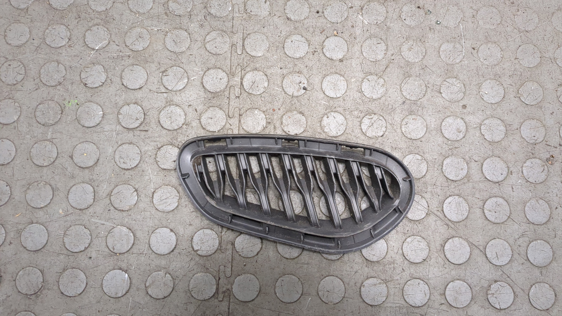 Заглушка бампера правая