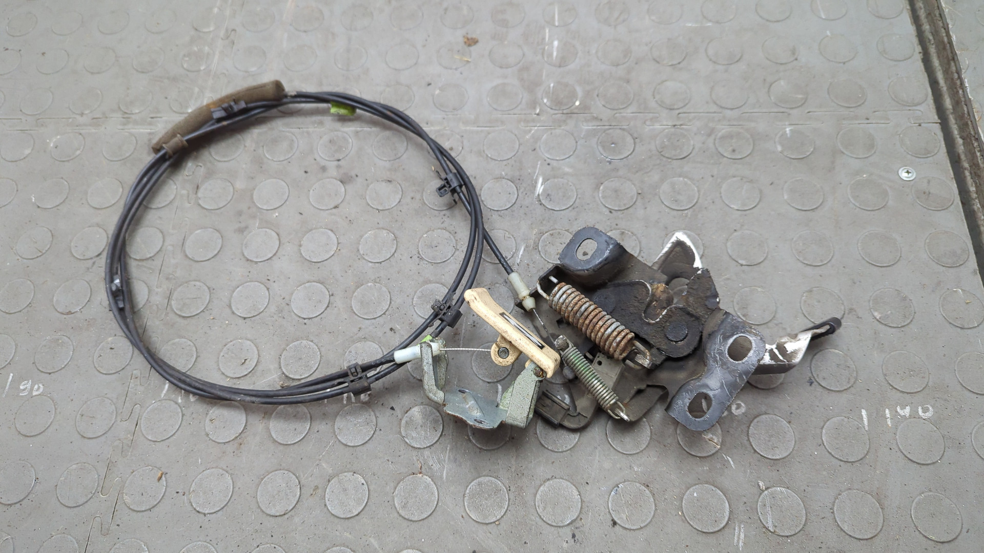 Замок капота