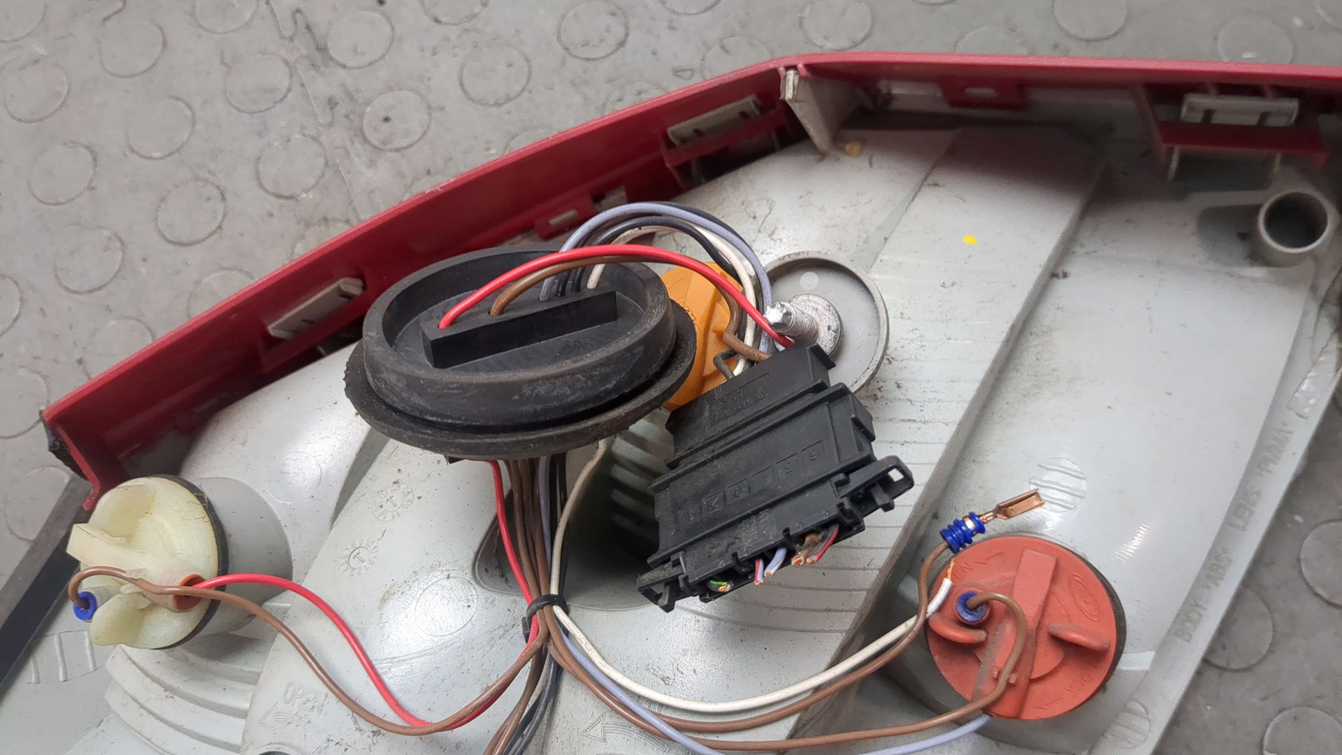 Фонарь задний правый