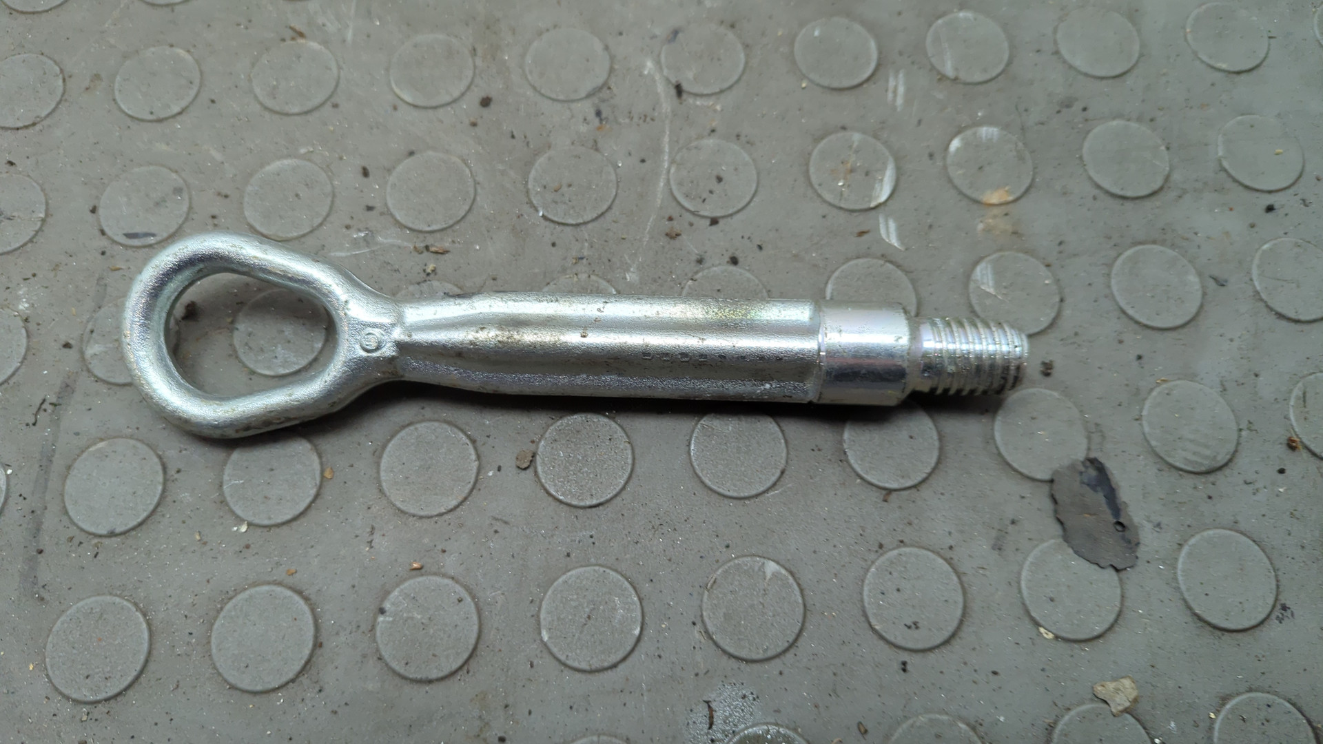 Крюк буксировочный