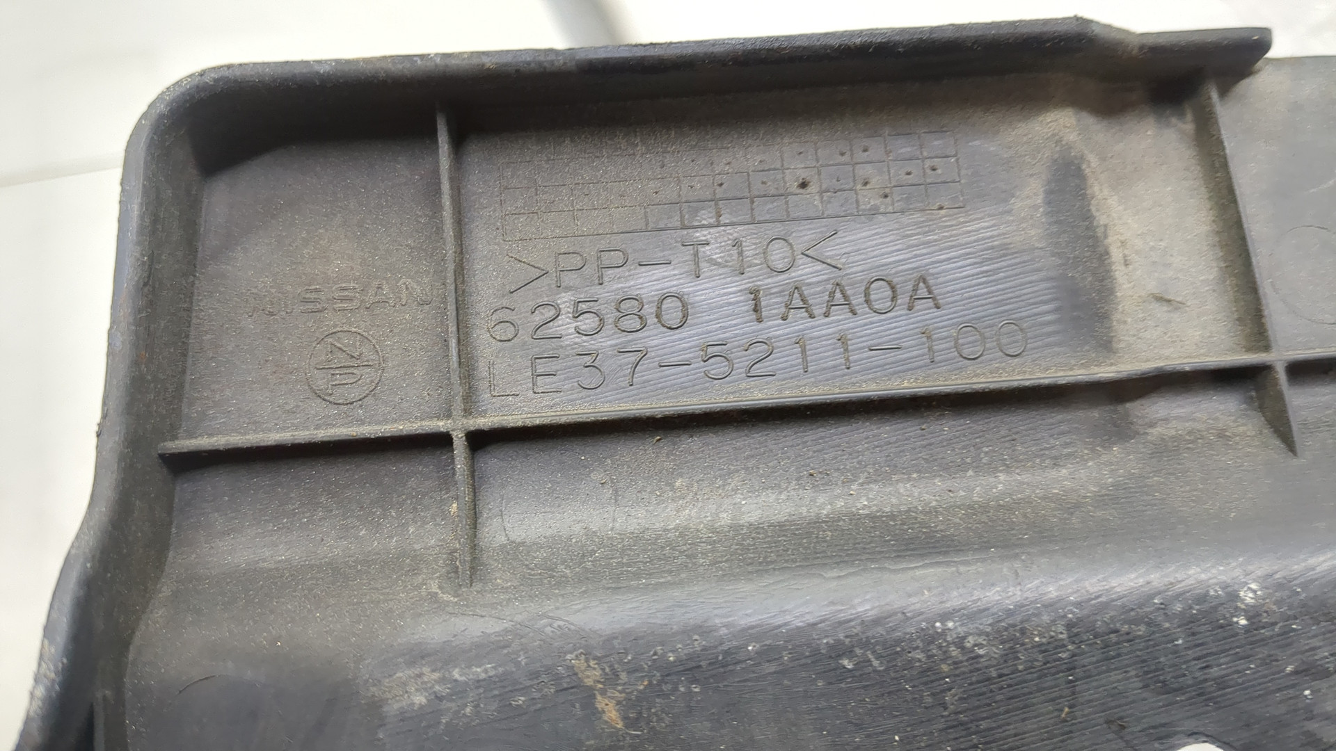 Кожух замка капота