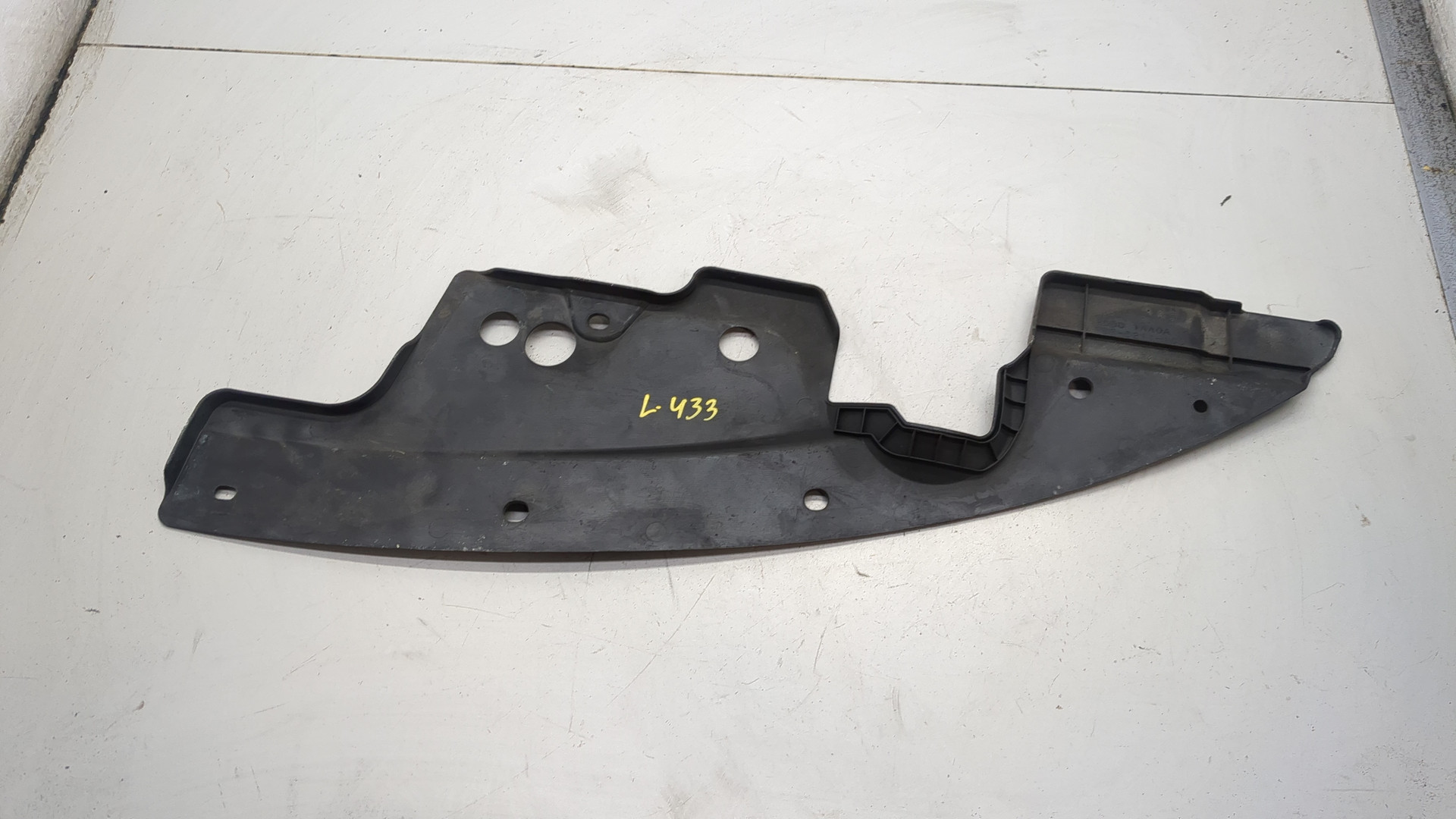 Кожух замка капота