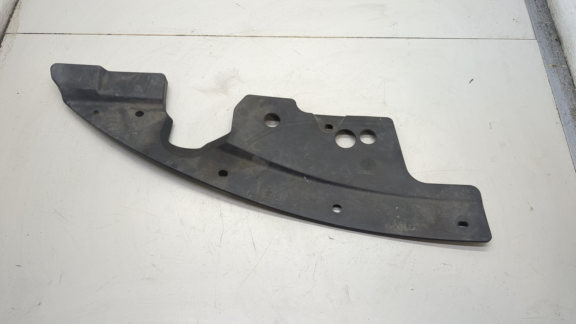 Кожух замка капота