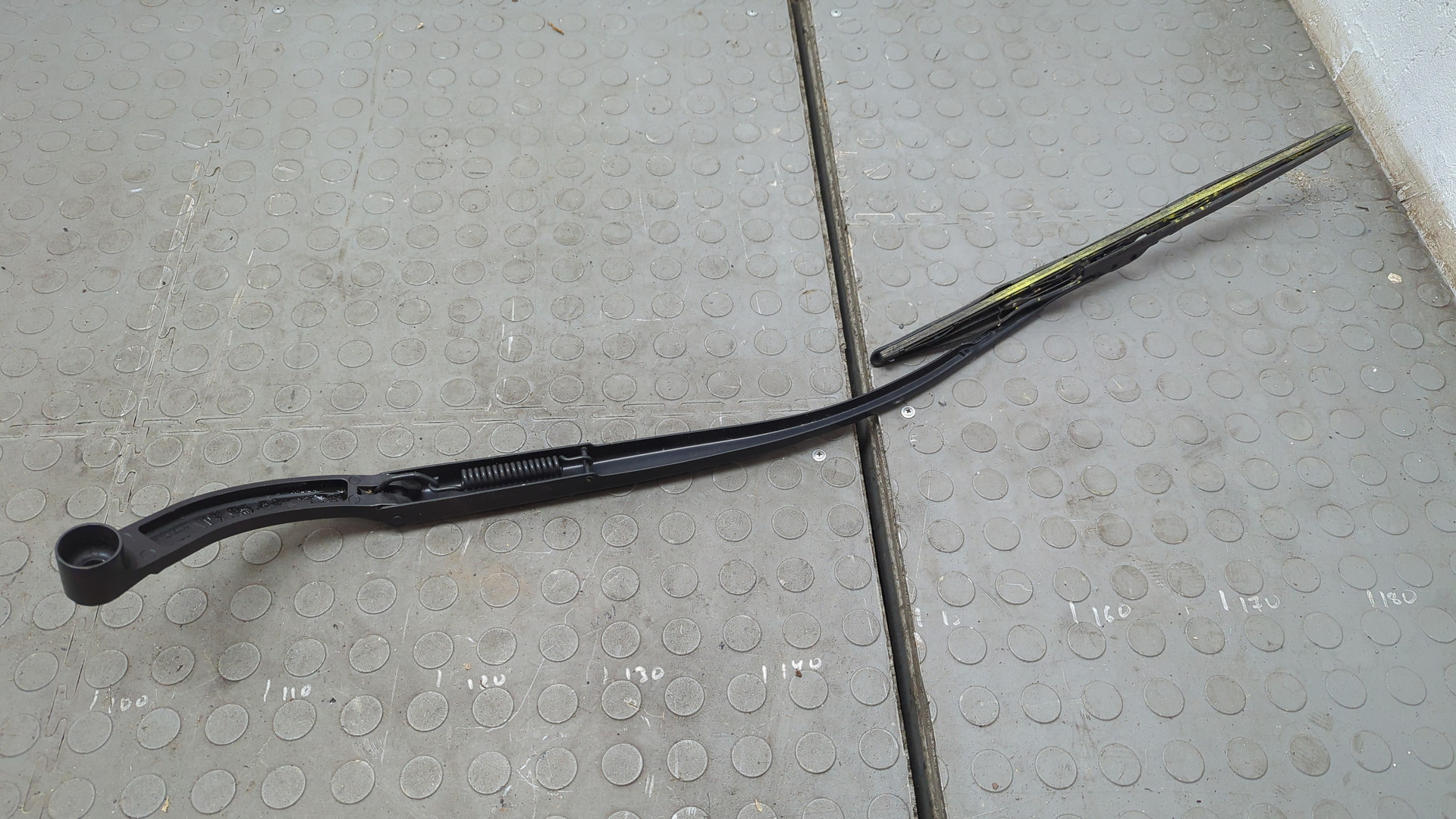 Поводок стеклоочистителя передний правый