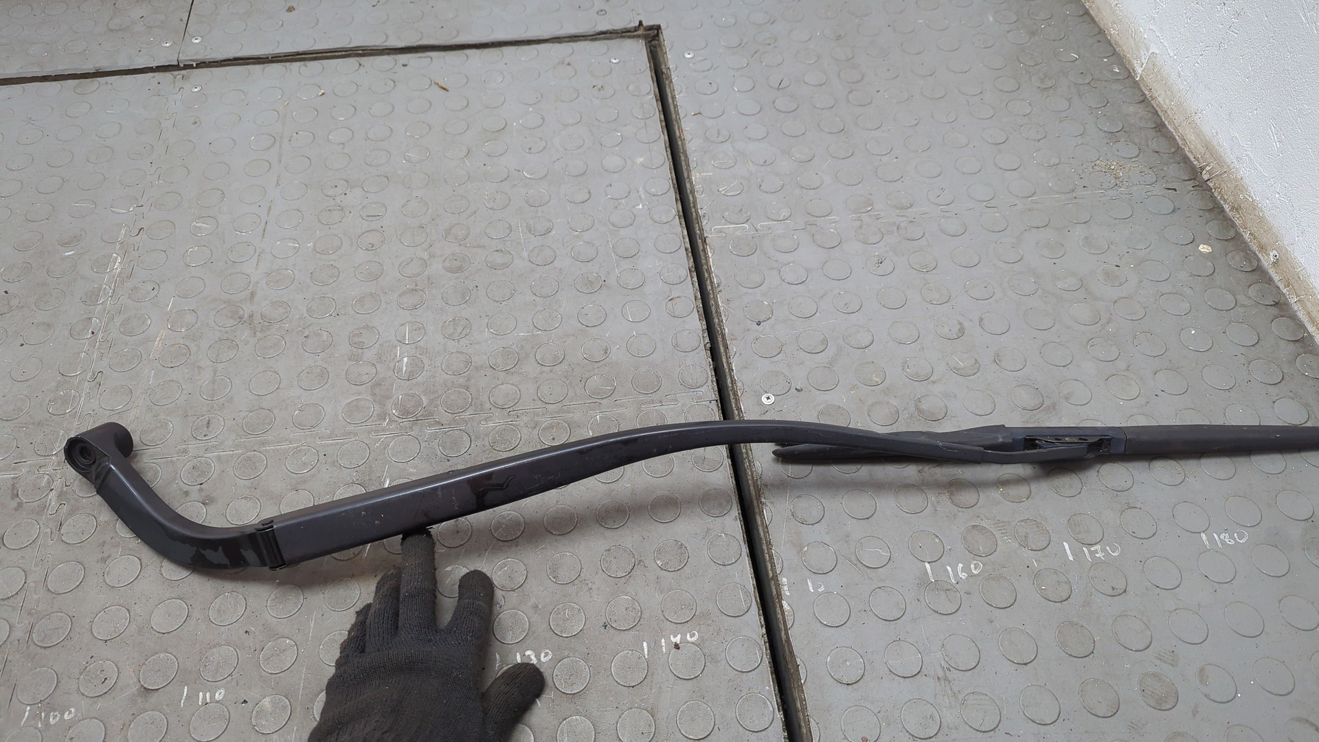 Поводок стеклоочистителя передний правый