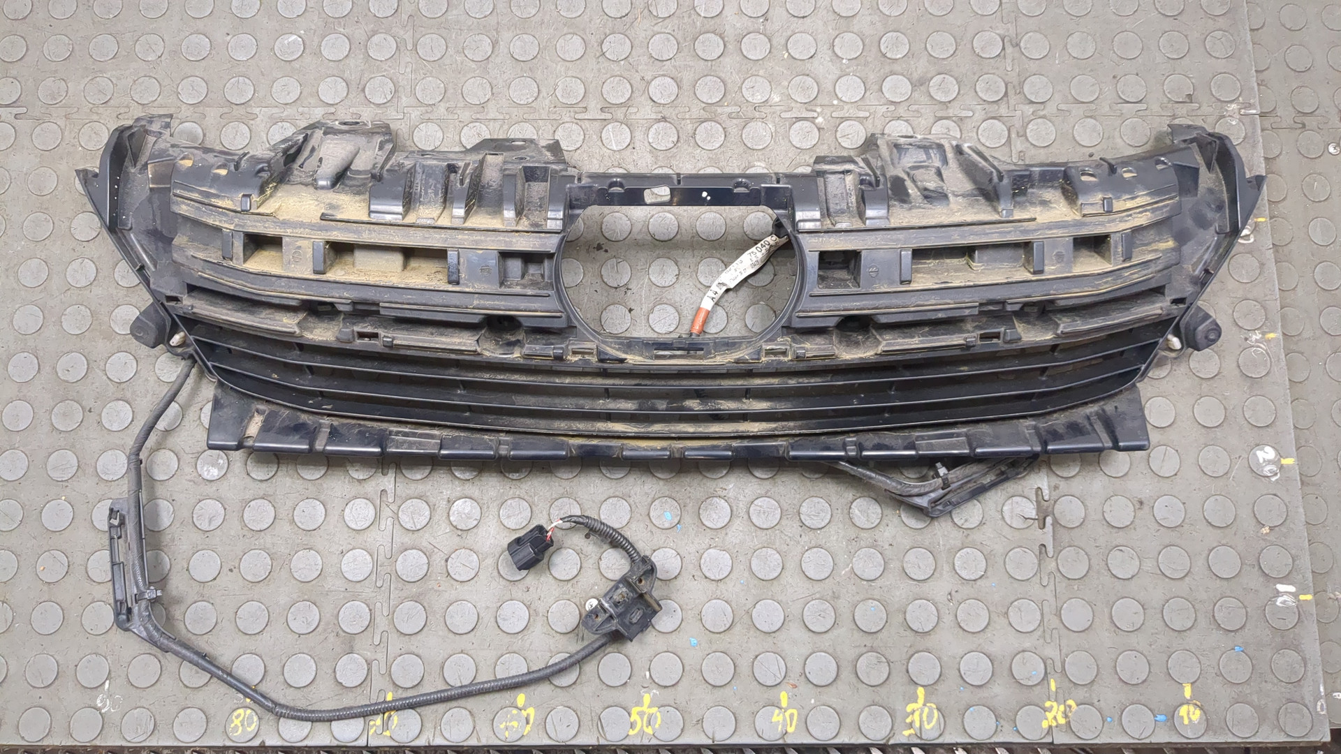 Кронштейн решетки радиатора