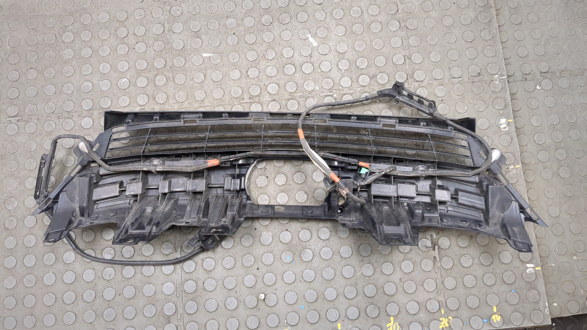 Кронштейн решетки радиатора