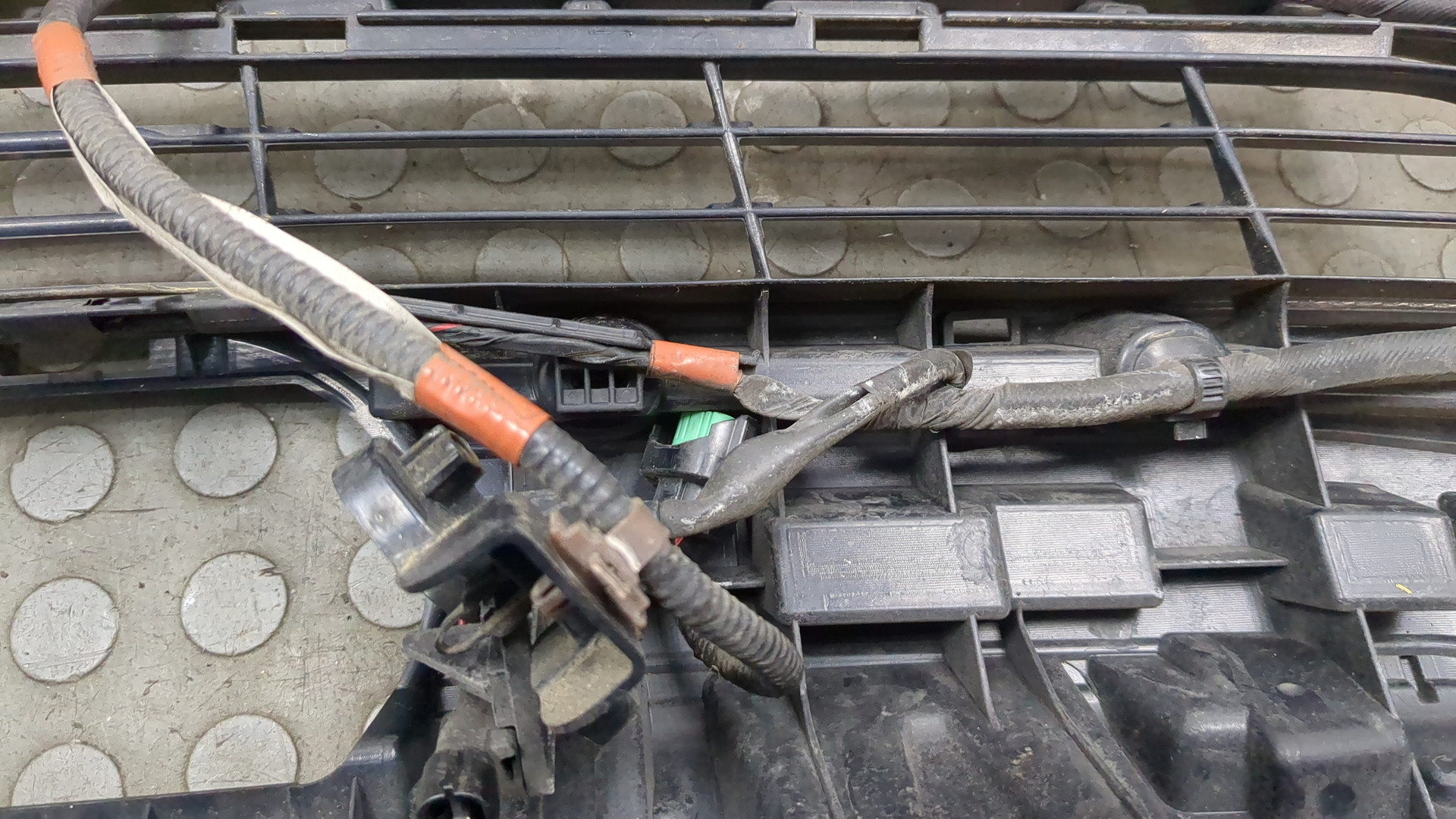 Кронштейн решетки радиатора