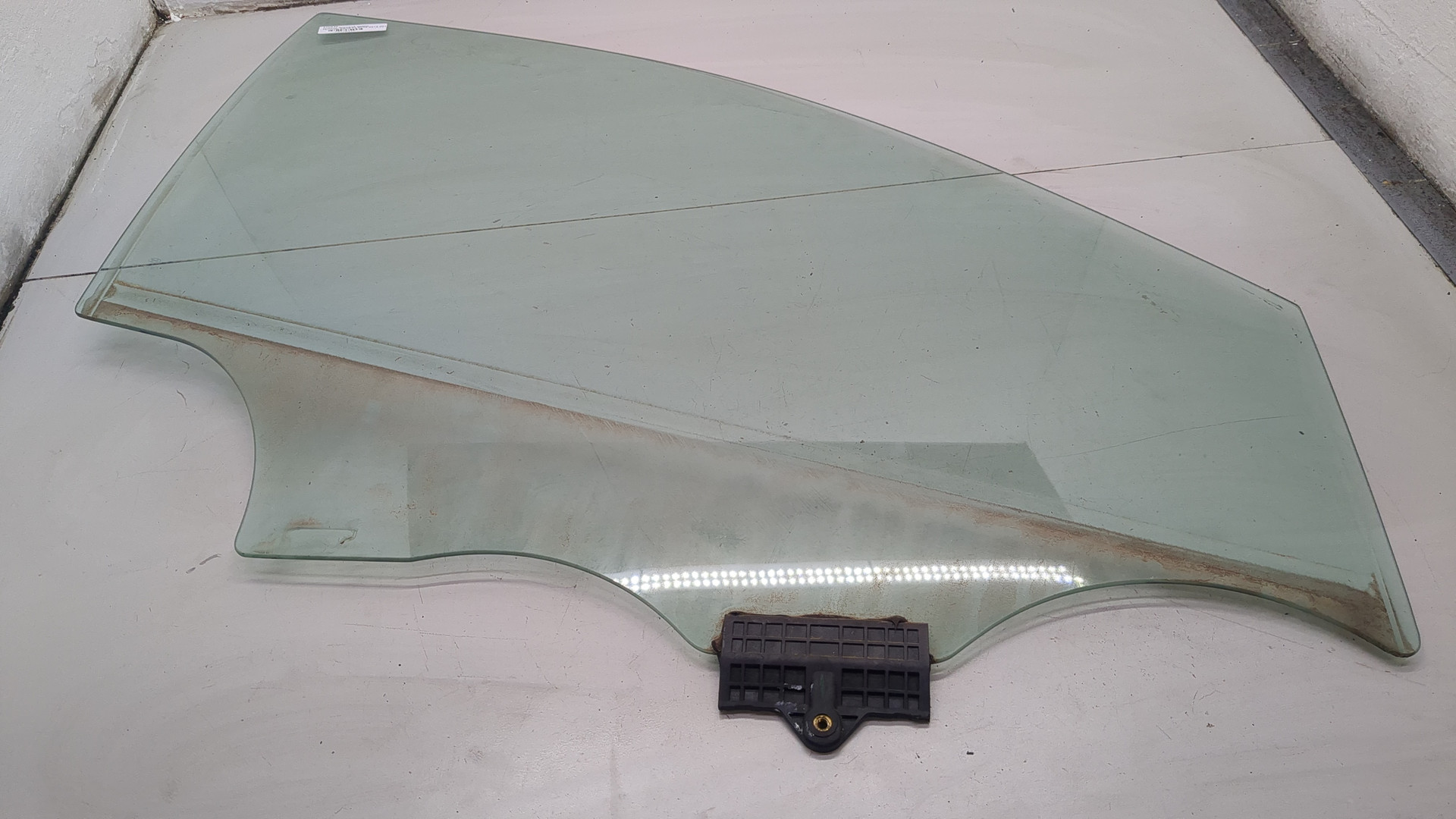 Стекло двери передней правой