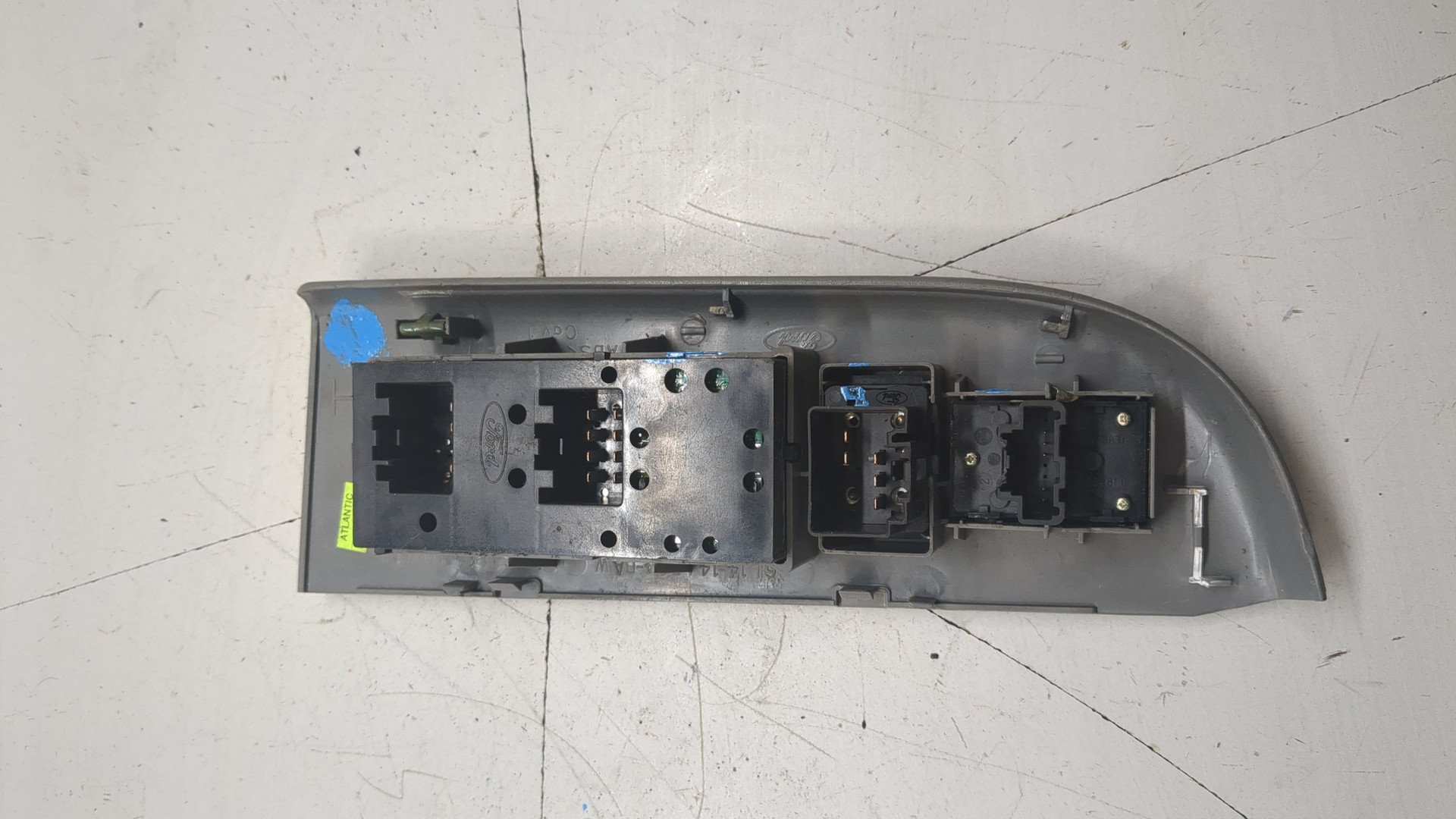 Кнопка стеклоподъемника