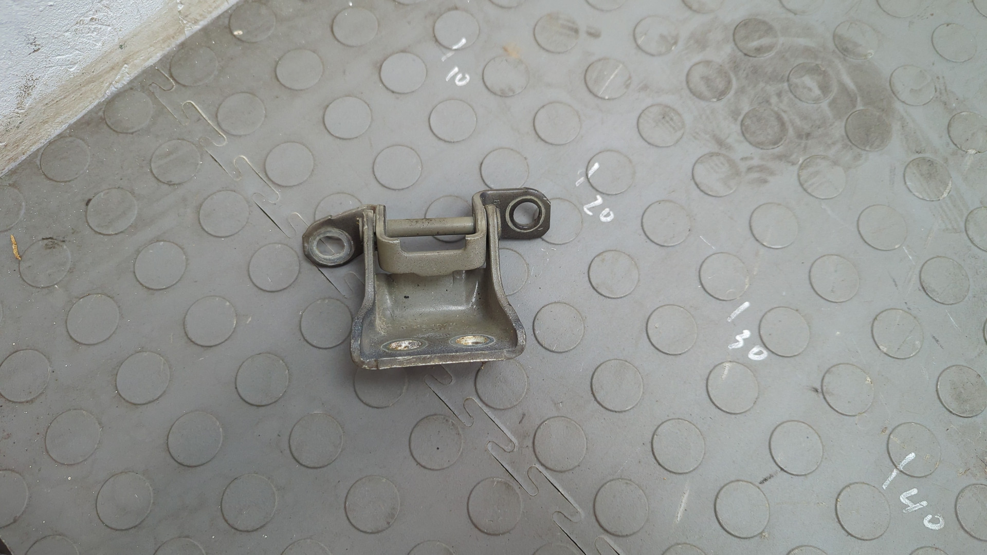 Петля двери