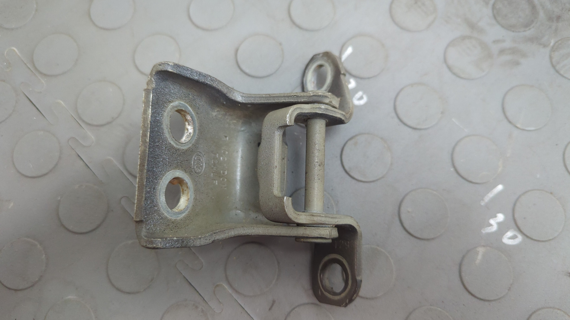 Петля двери