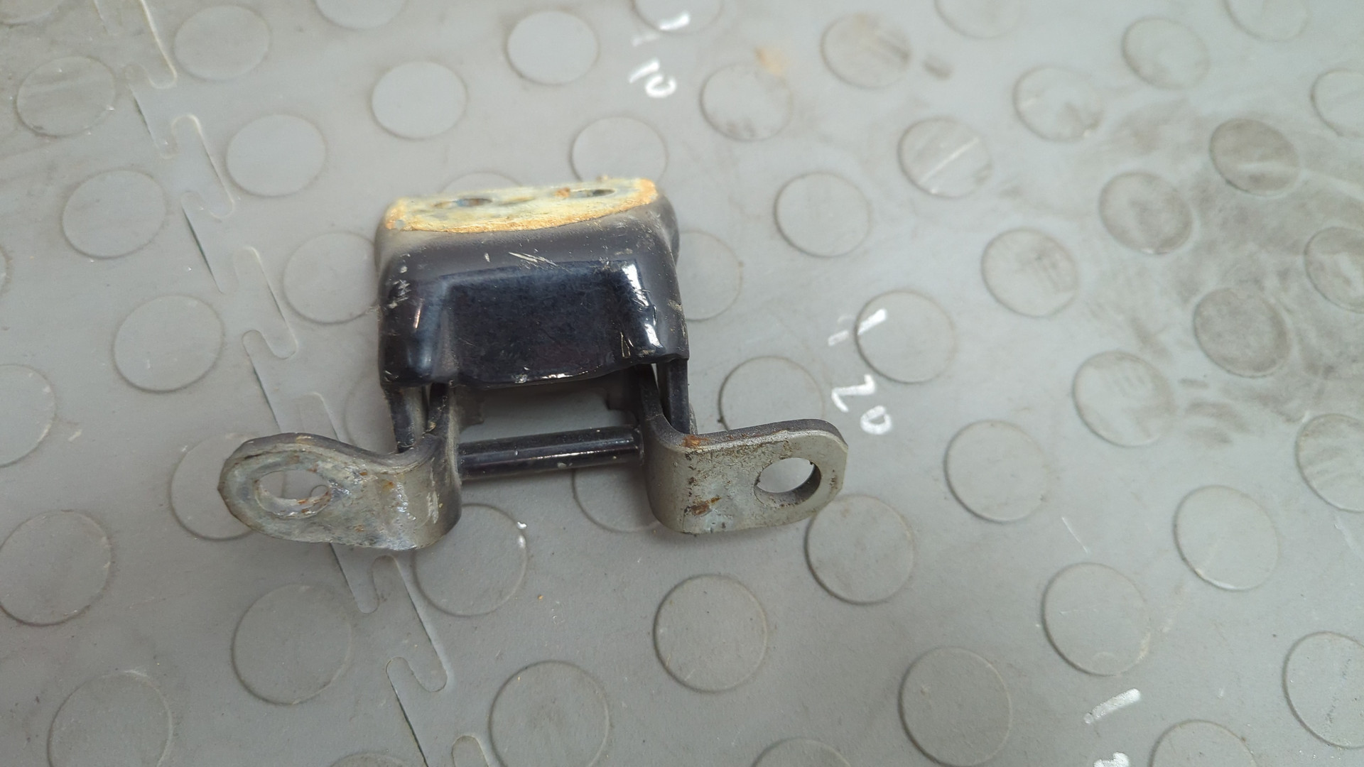 Петля двери