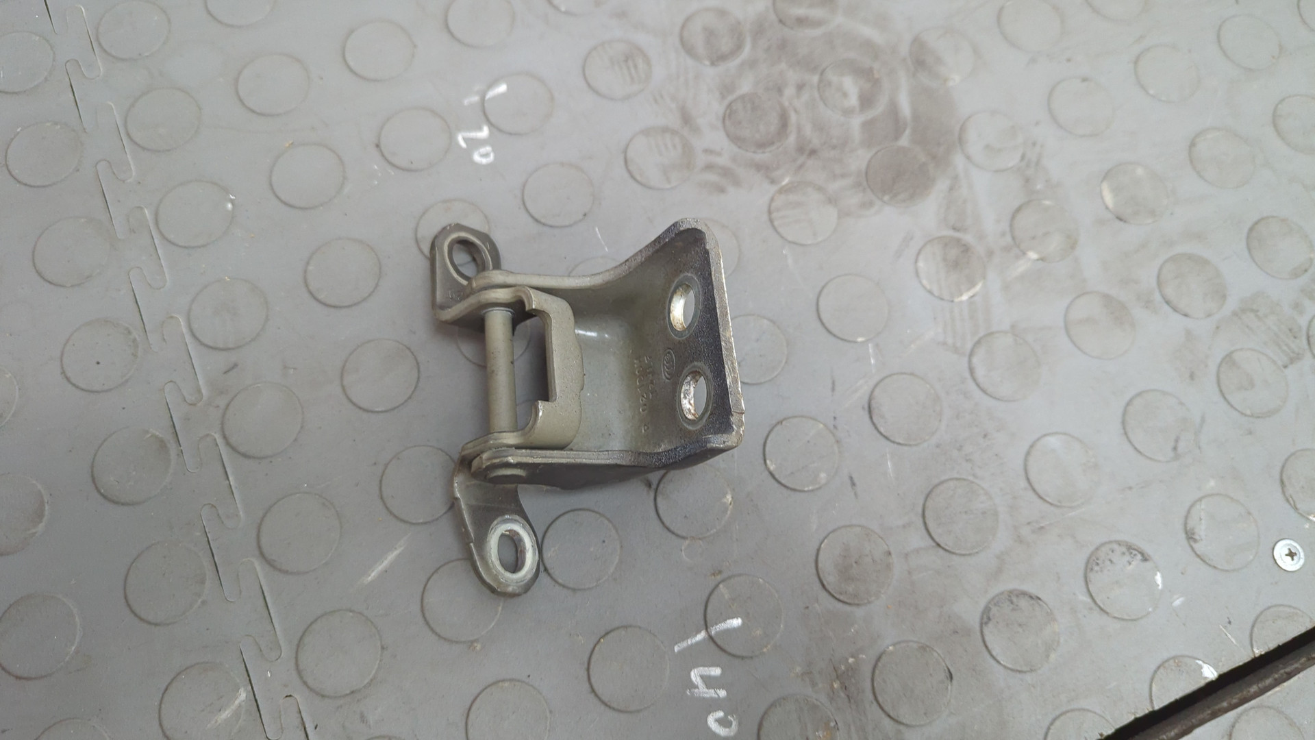 Петля двери