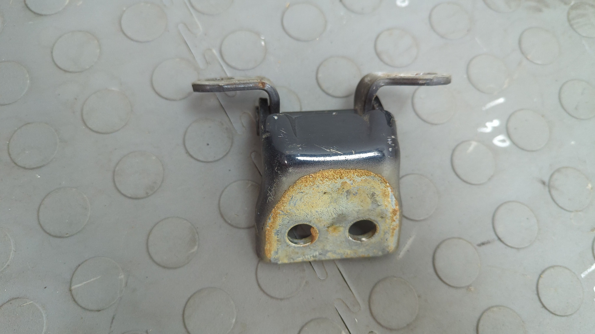 Петля двери