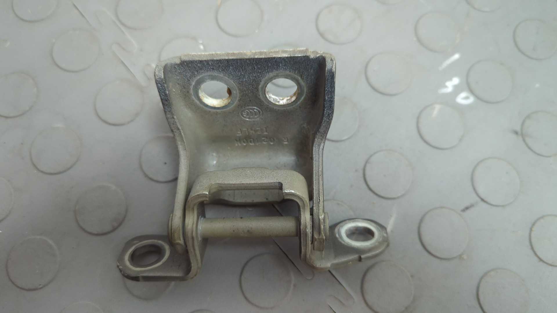 Петля двери