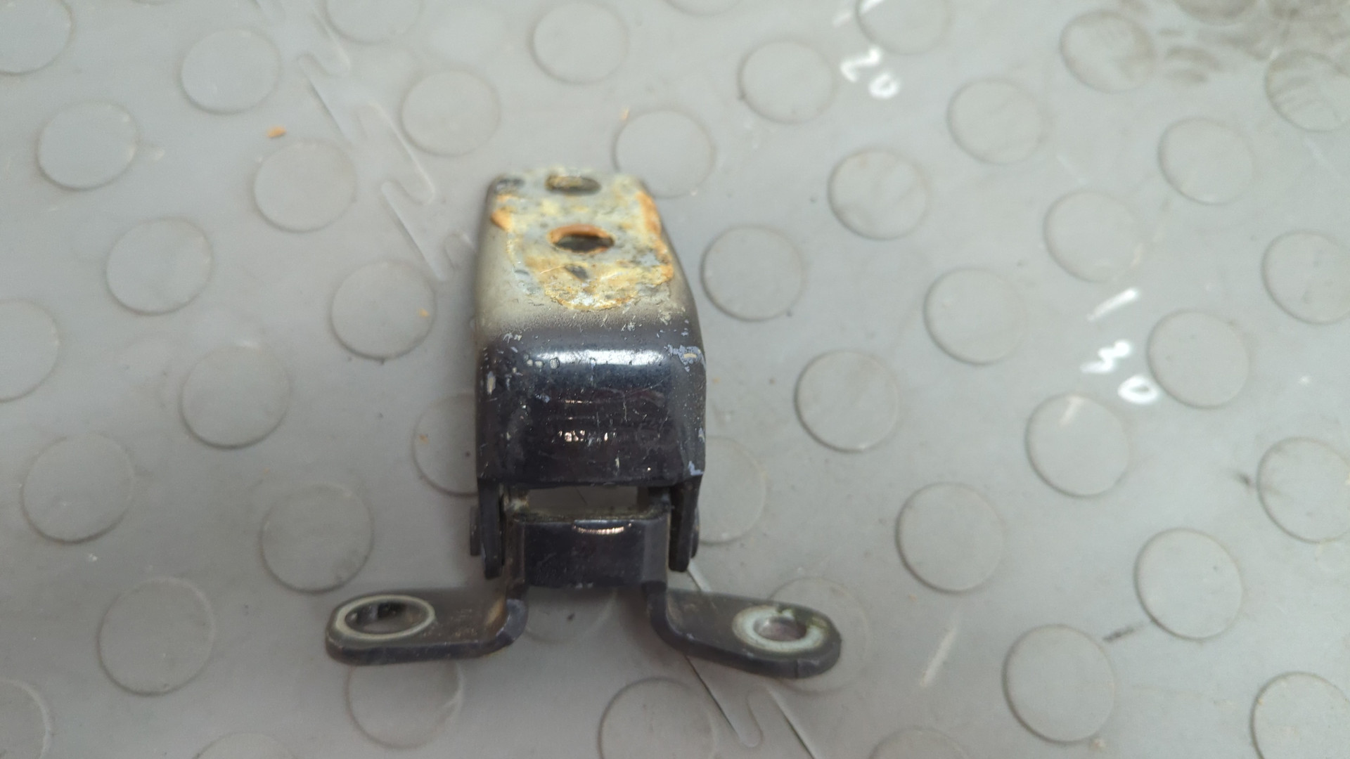 Петля двери