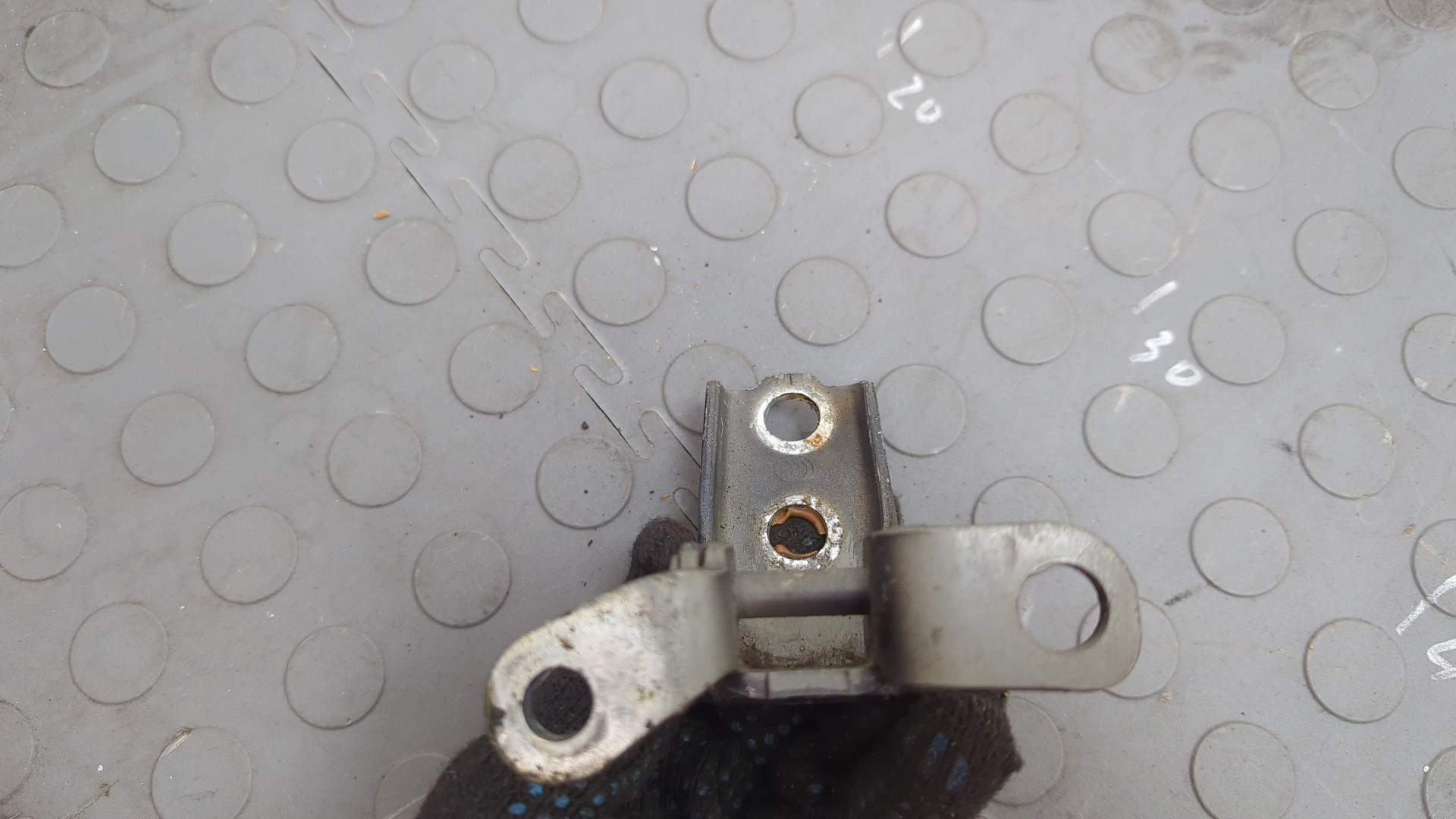 Петля двери