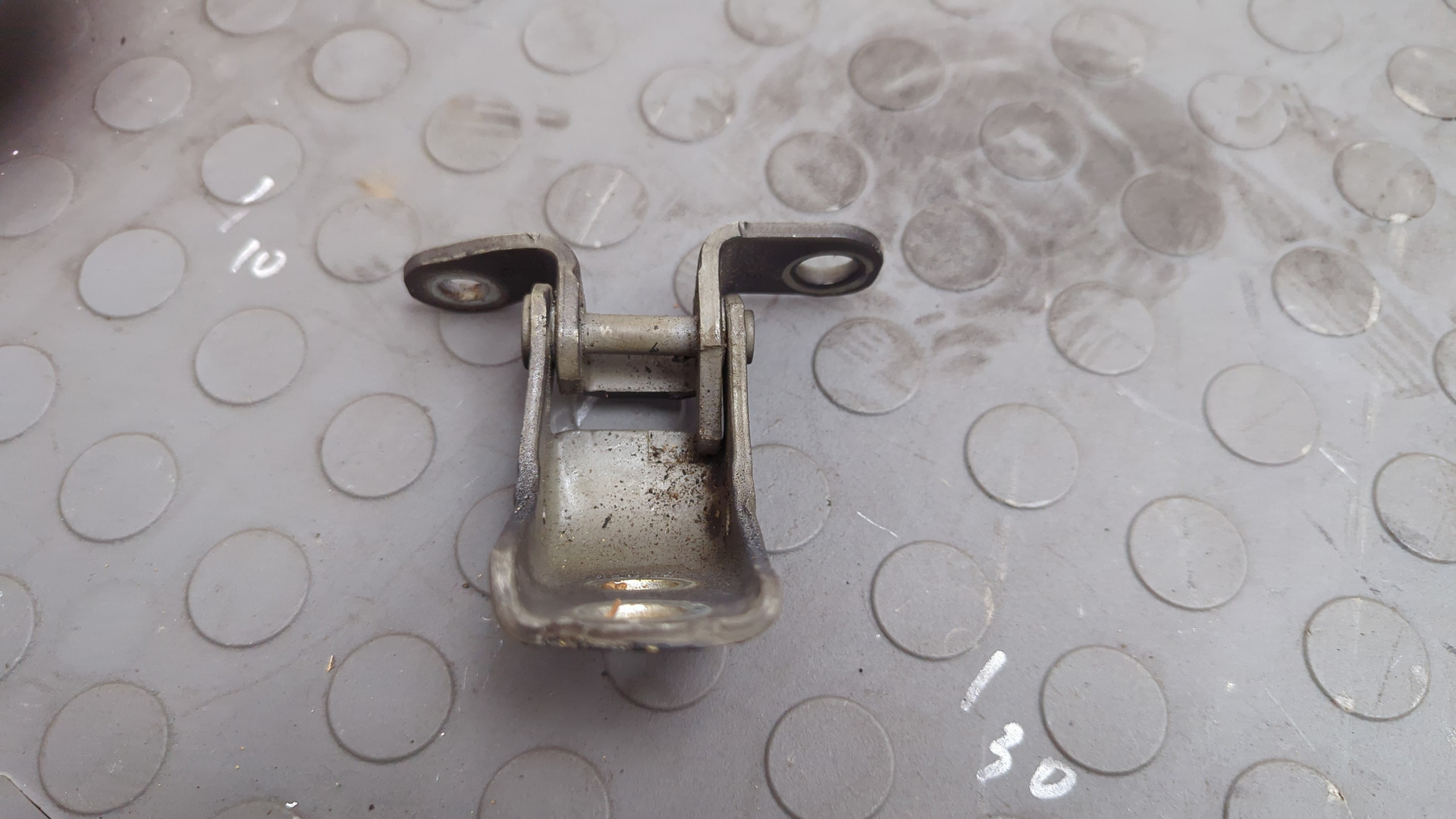 Петля двери