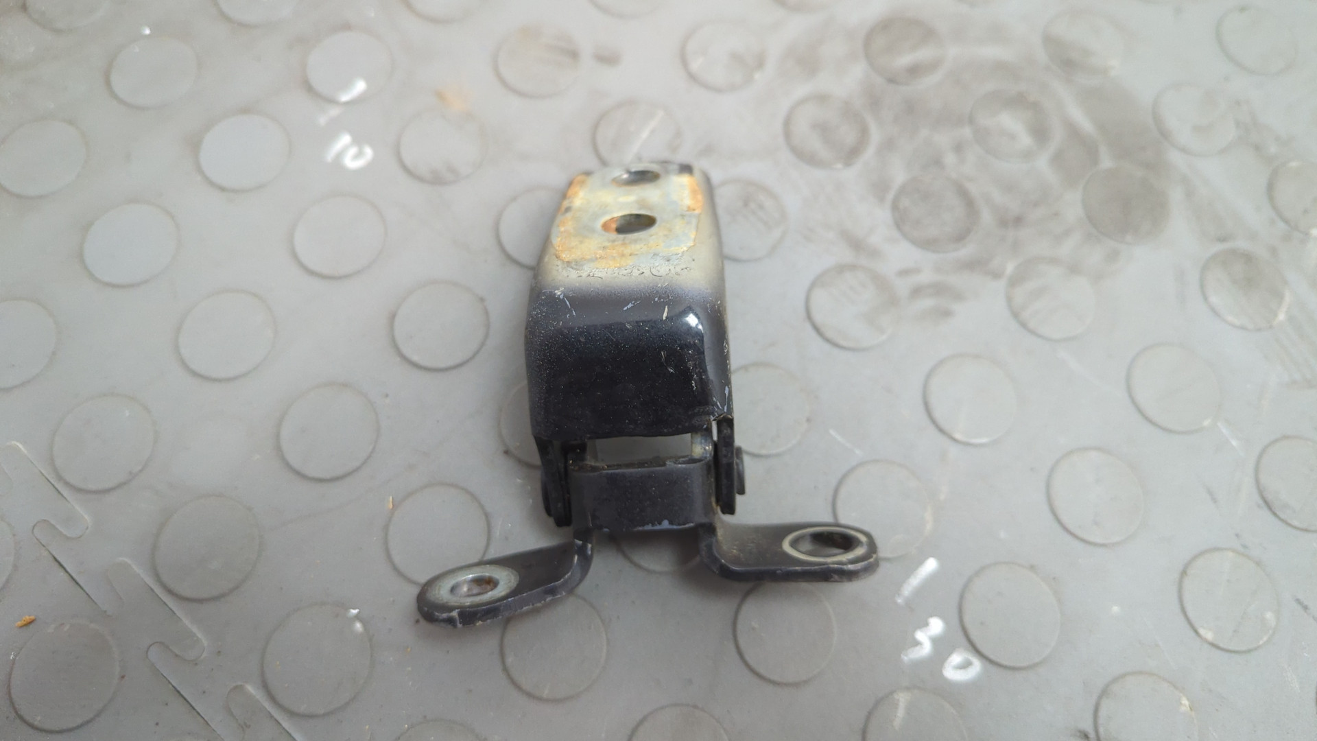 Петля двери