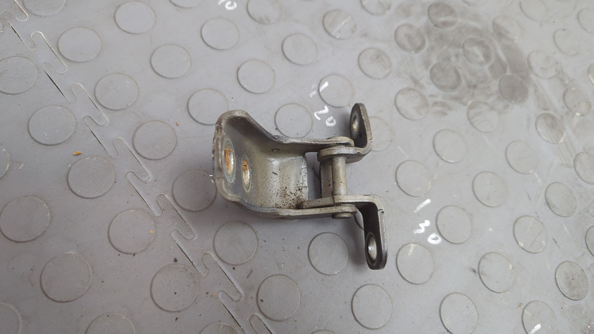 Петля двери