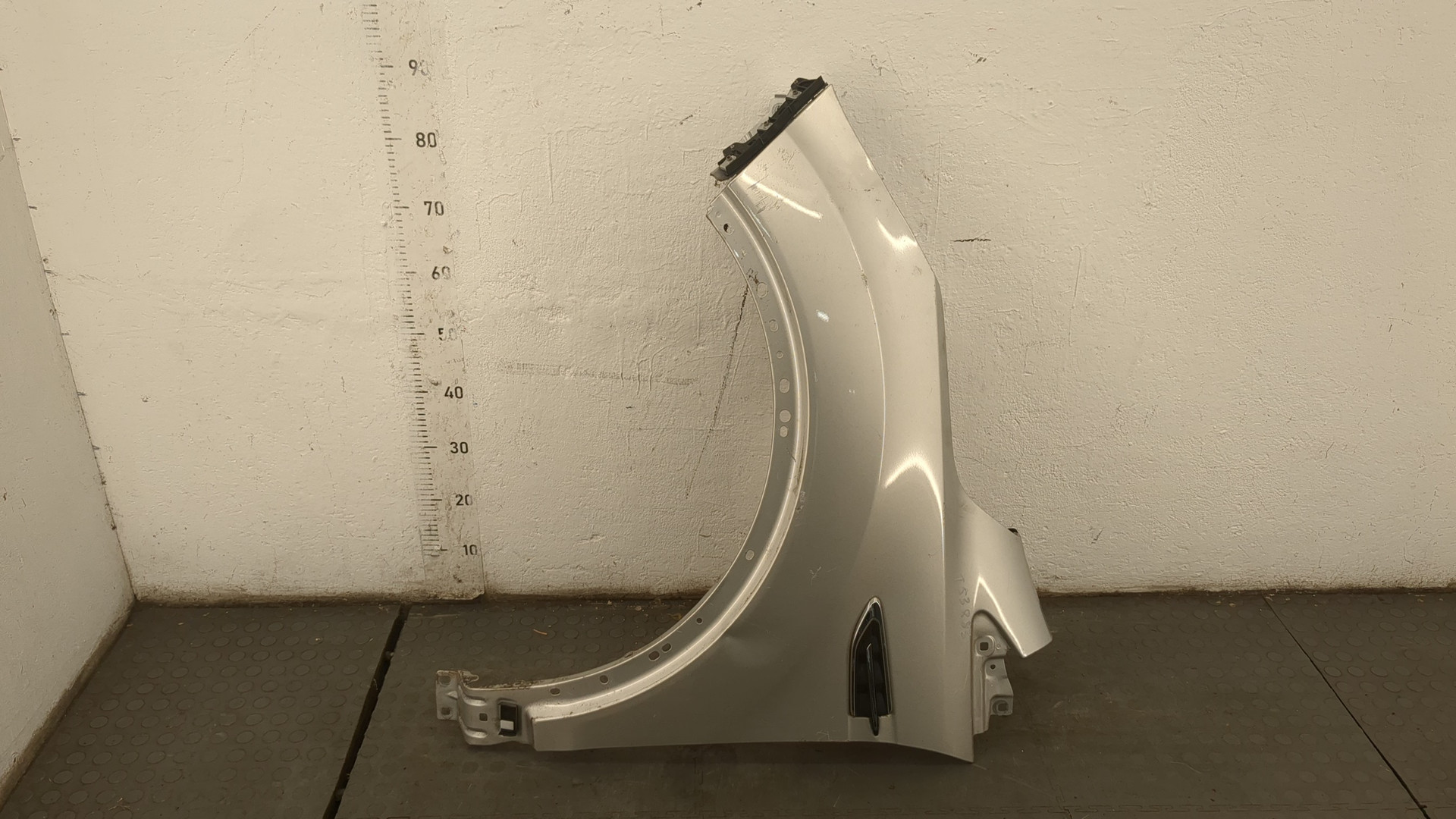 Крыло переднее левое