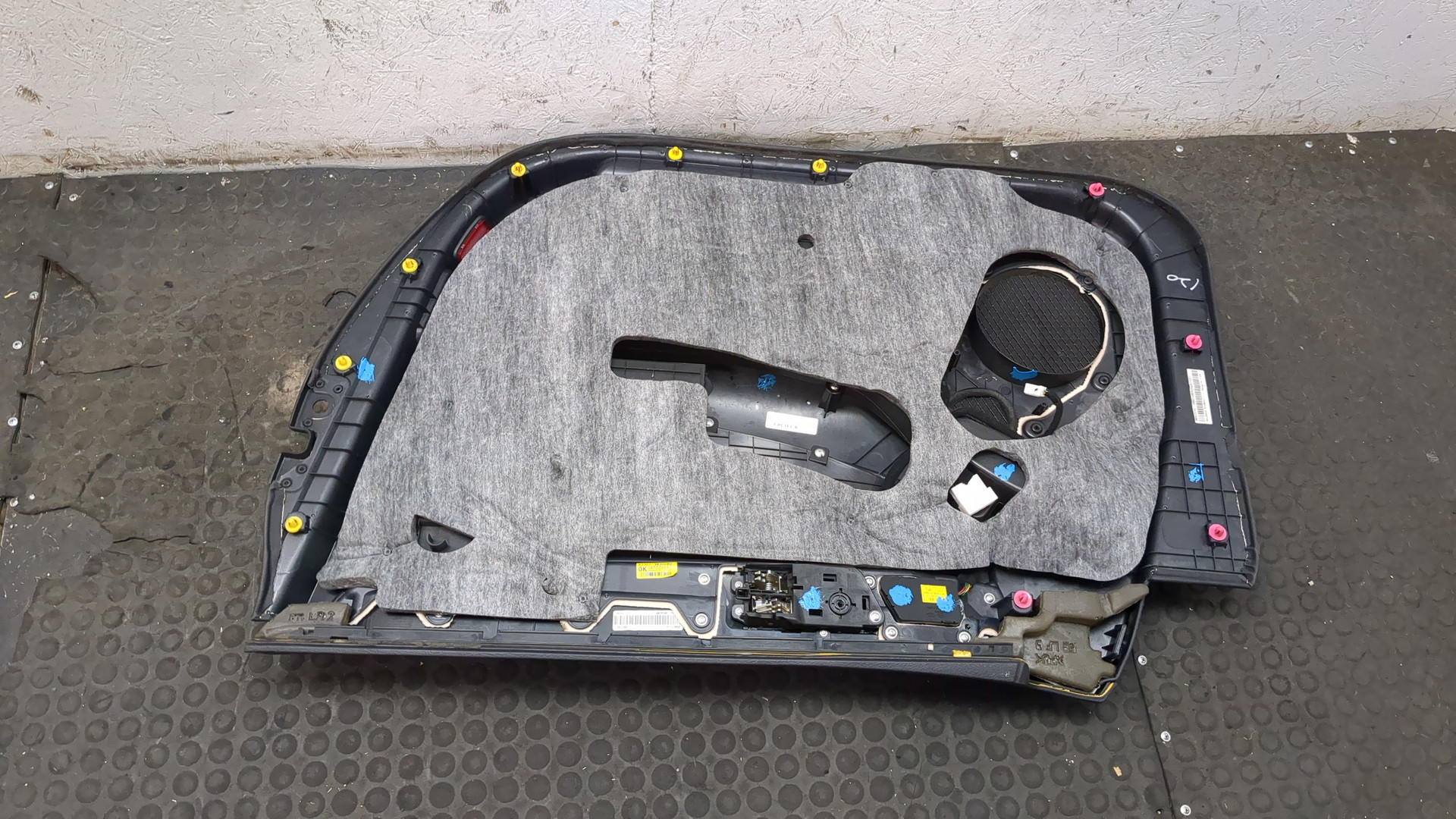 Обшивка двери передней левой