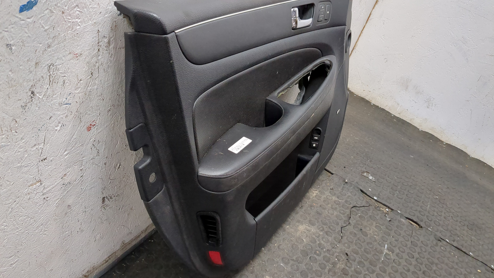 Обшивка двери передней левой