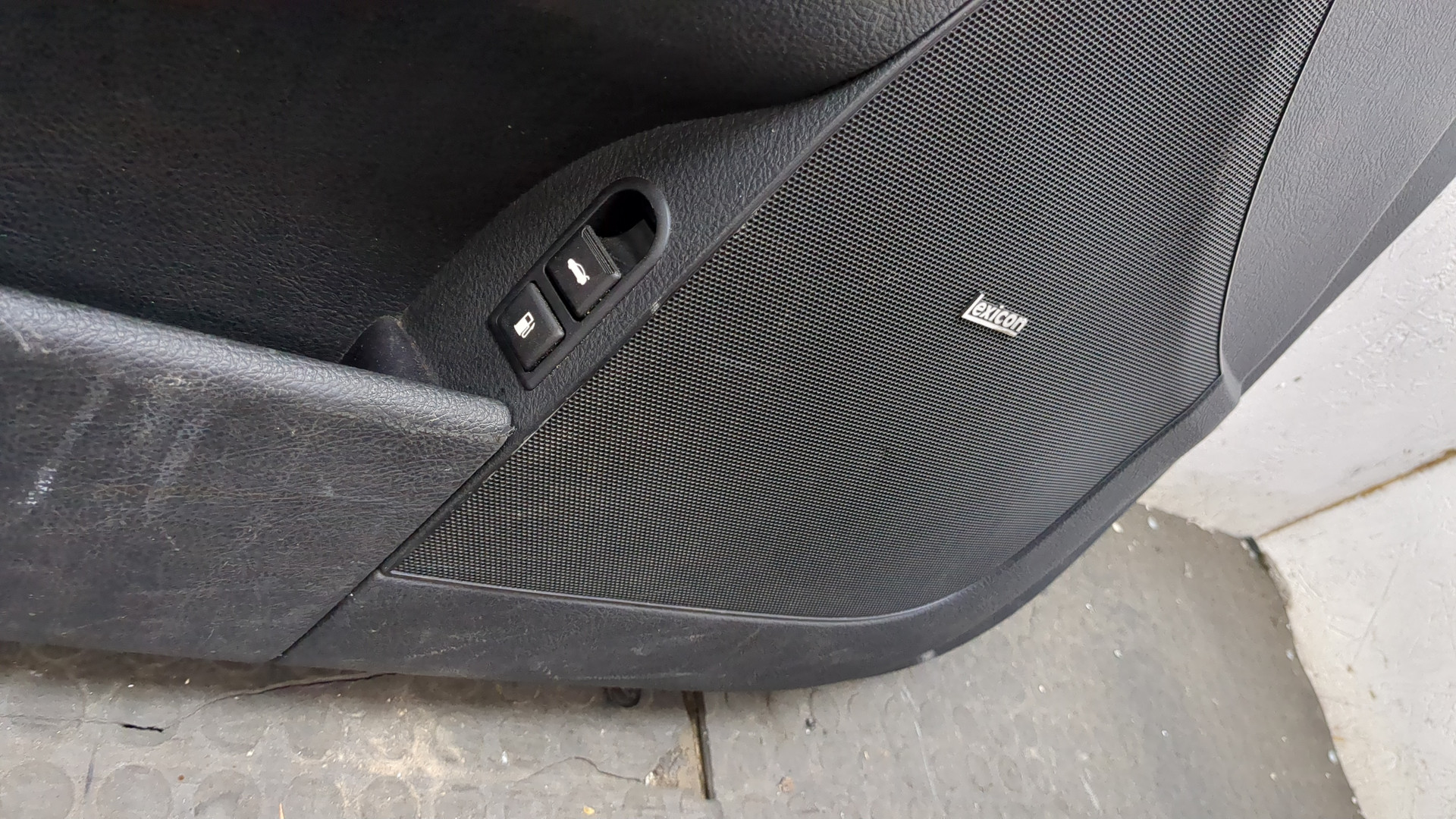 Обшивка двери передней левой