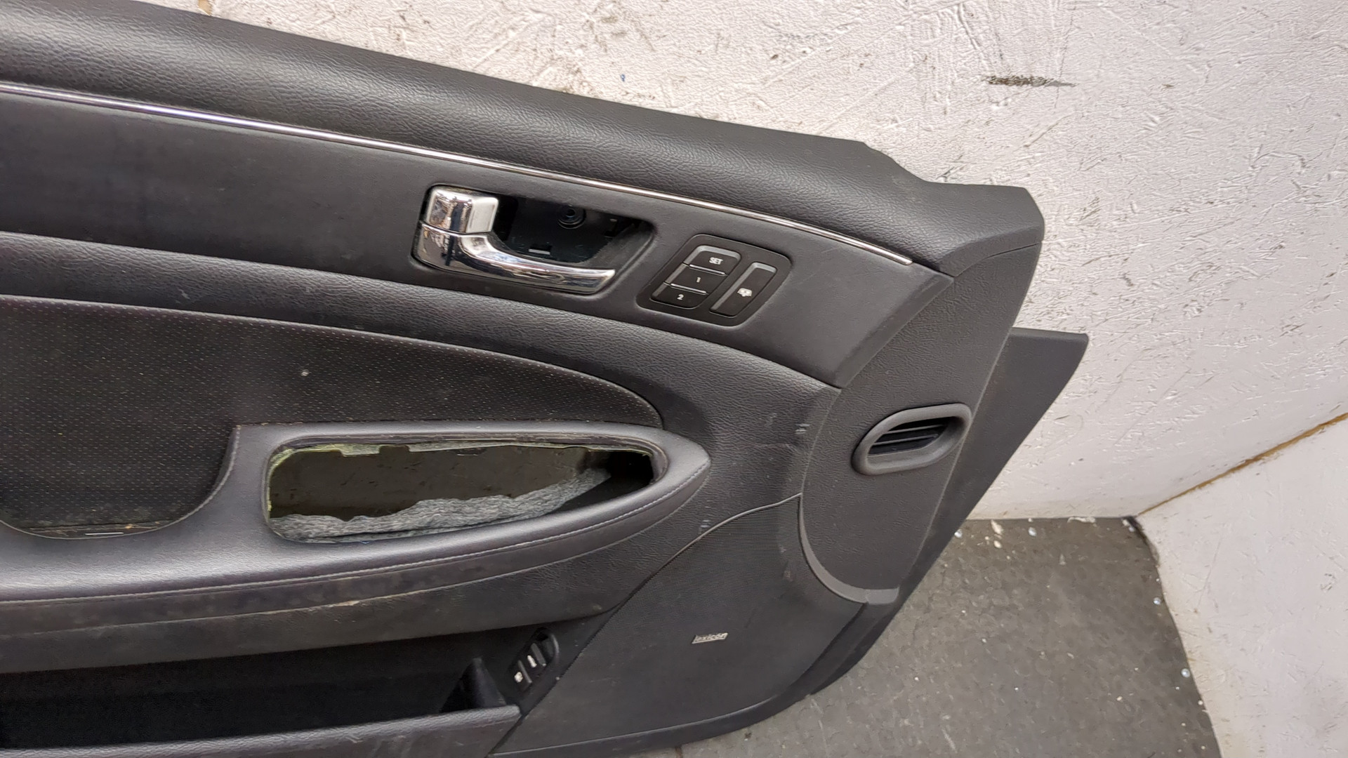 Обшивка двери передней левой