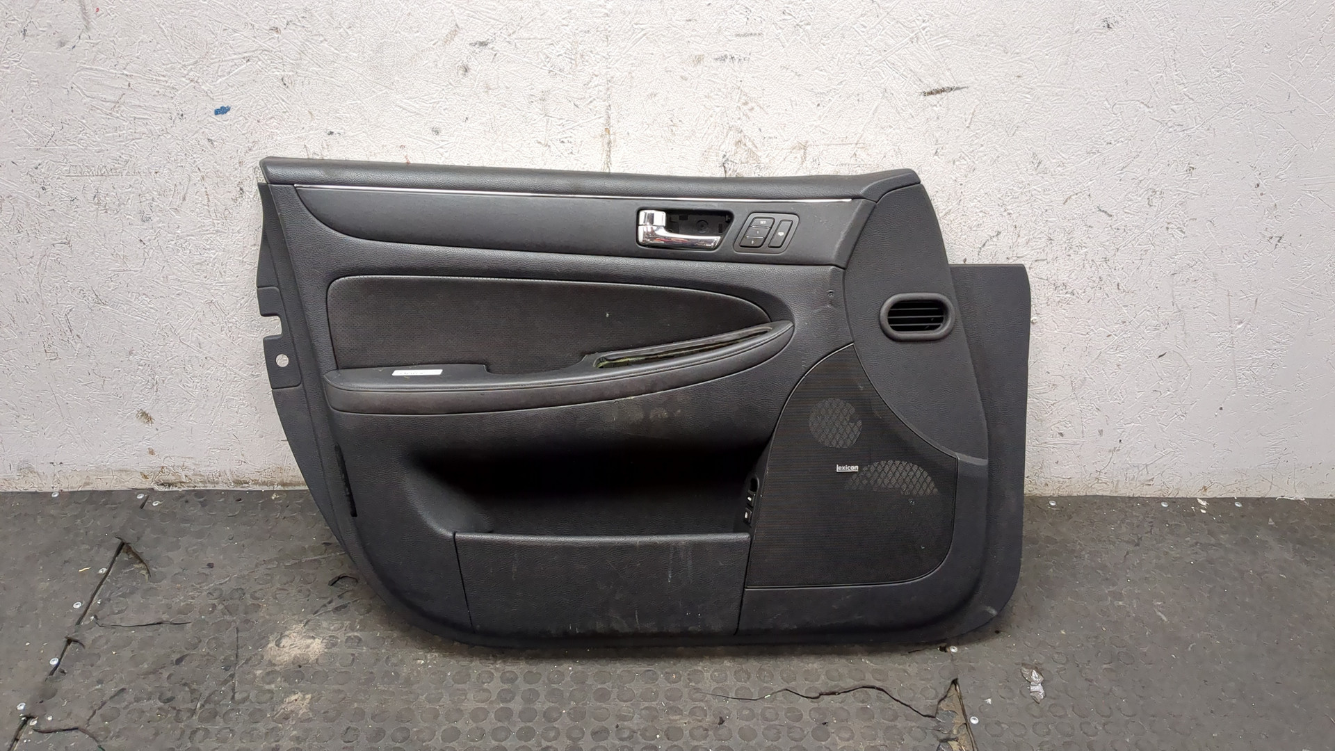 Обшивка двери передней левой