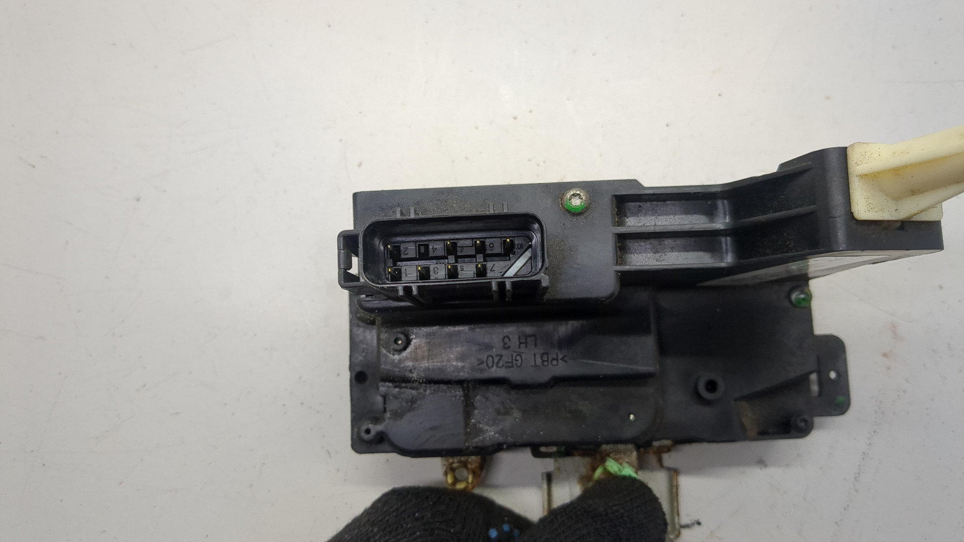 Замок двери передней левой