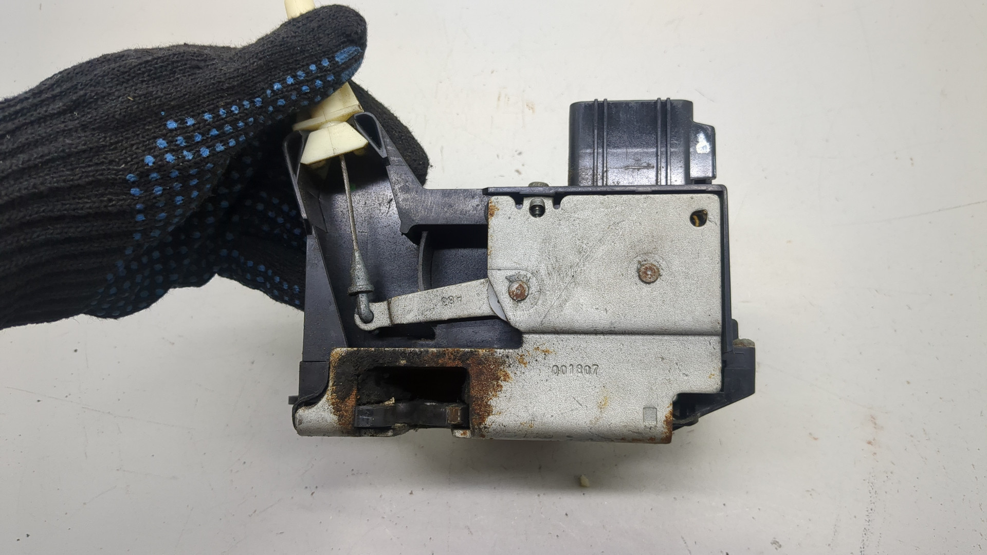 Замок двери передней левой