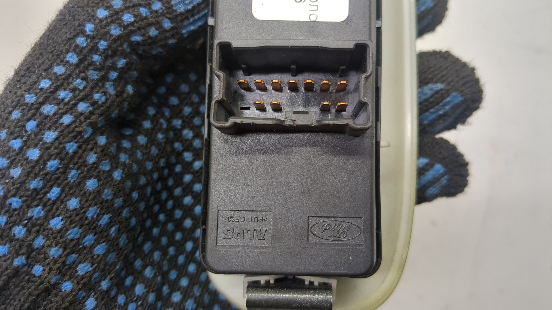 Кнопка стеклоподъемника