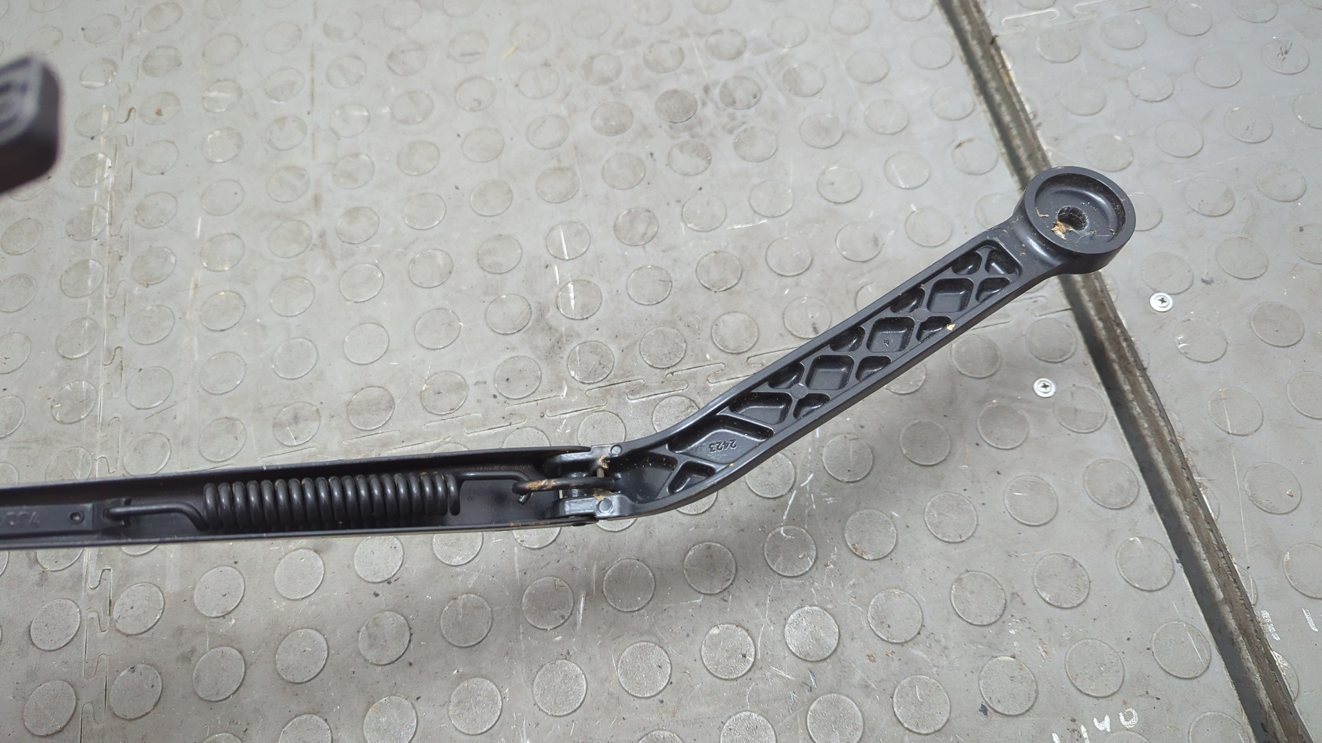 Поводок стеклоочистителя передний левый