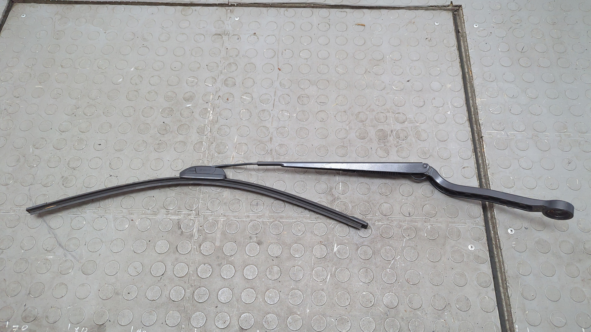 Поводок стеклоочистителя передний левый