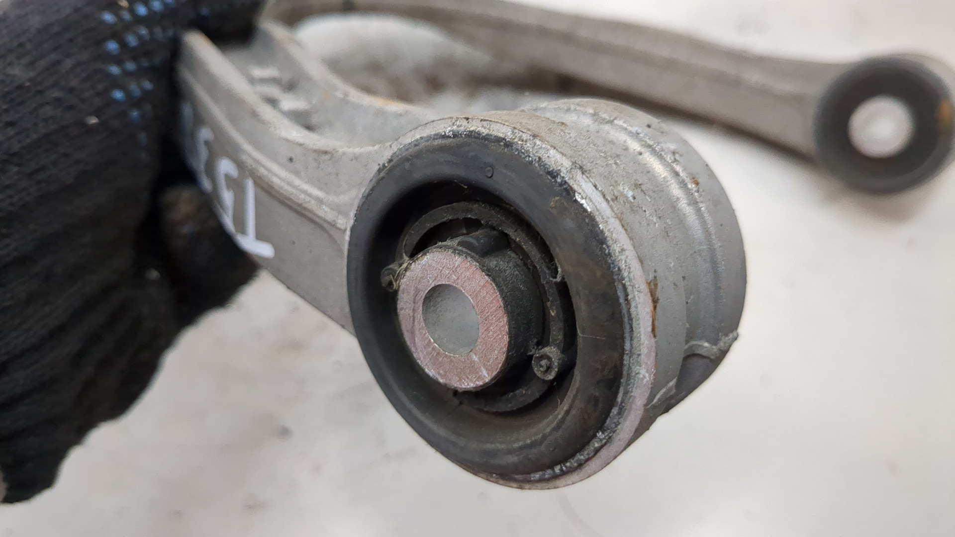 Рычаг передний