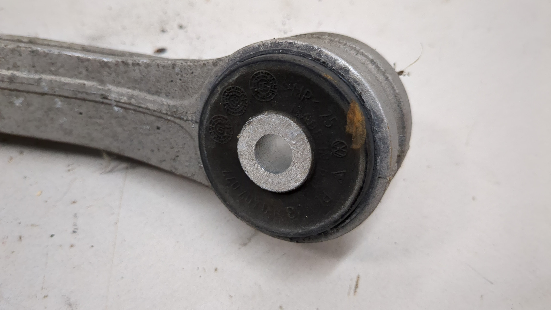 Рычаг передний