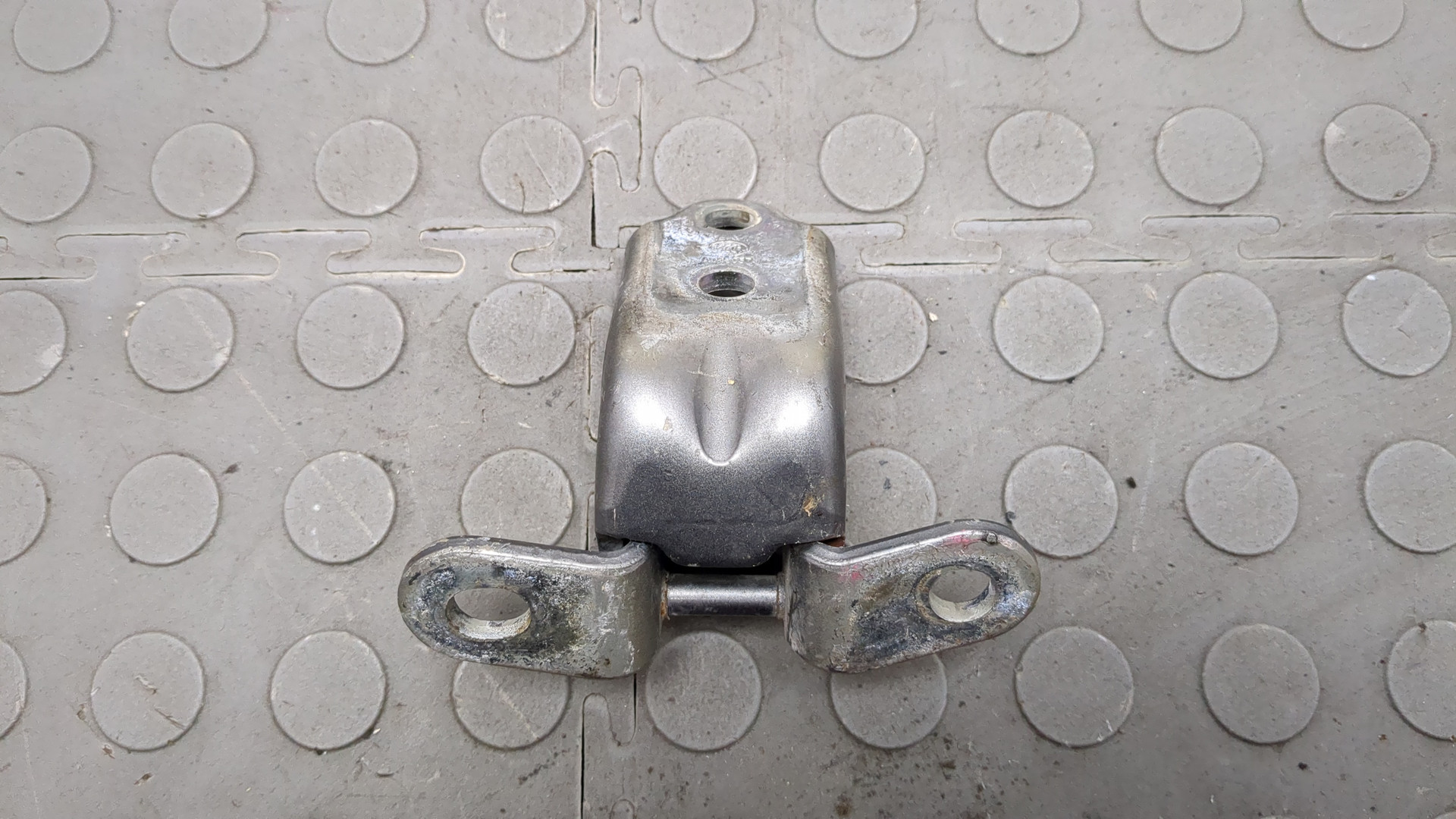 Петля двери