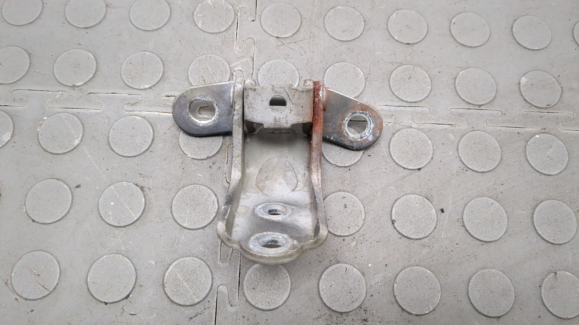 Петля двери