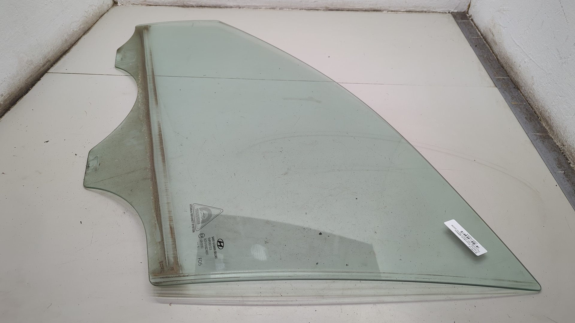 Стекло двери передней левой