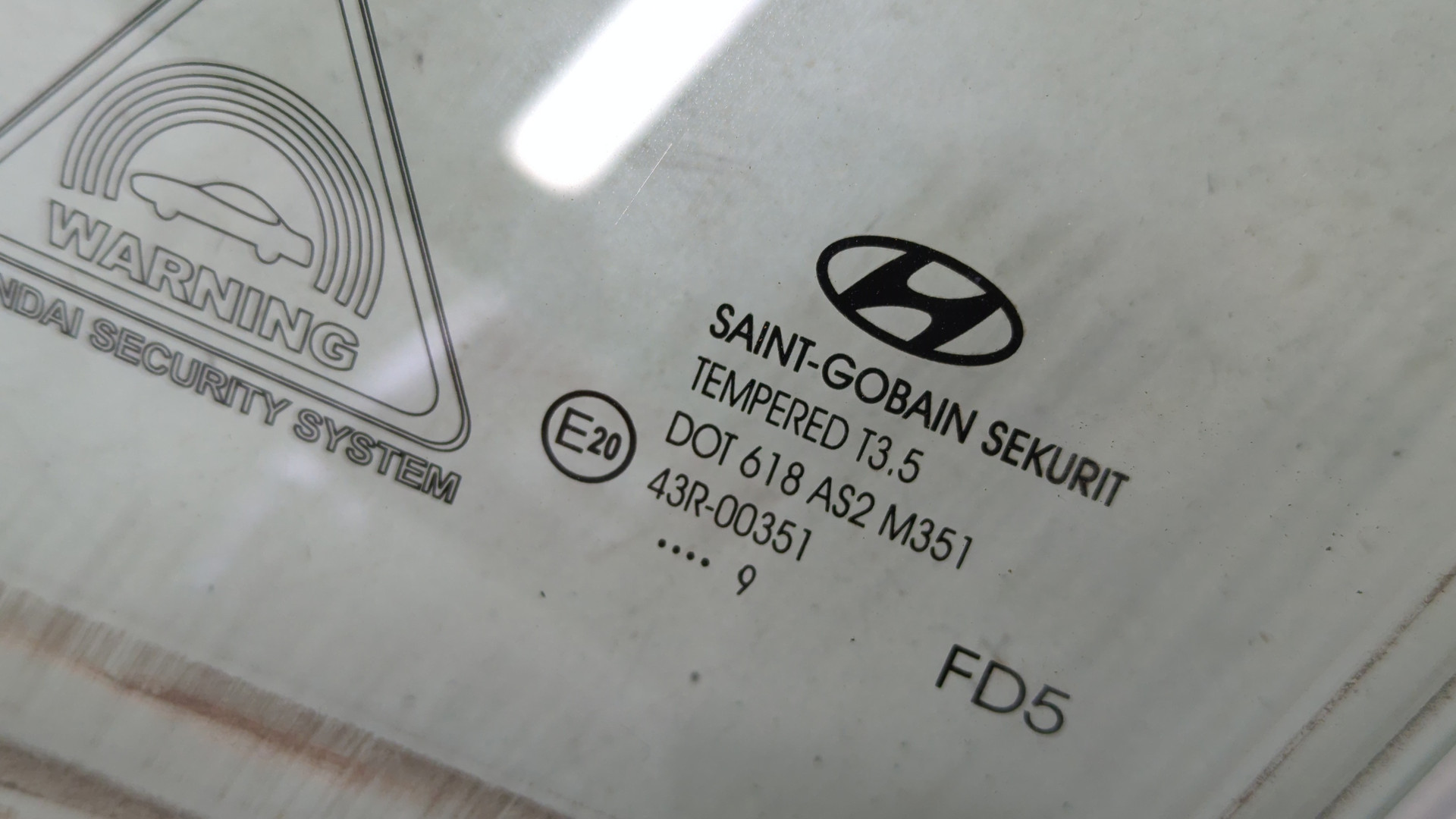 Стекло двери передней левой