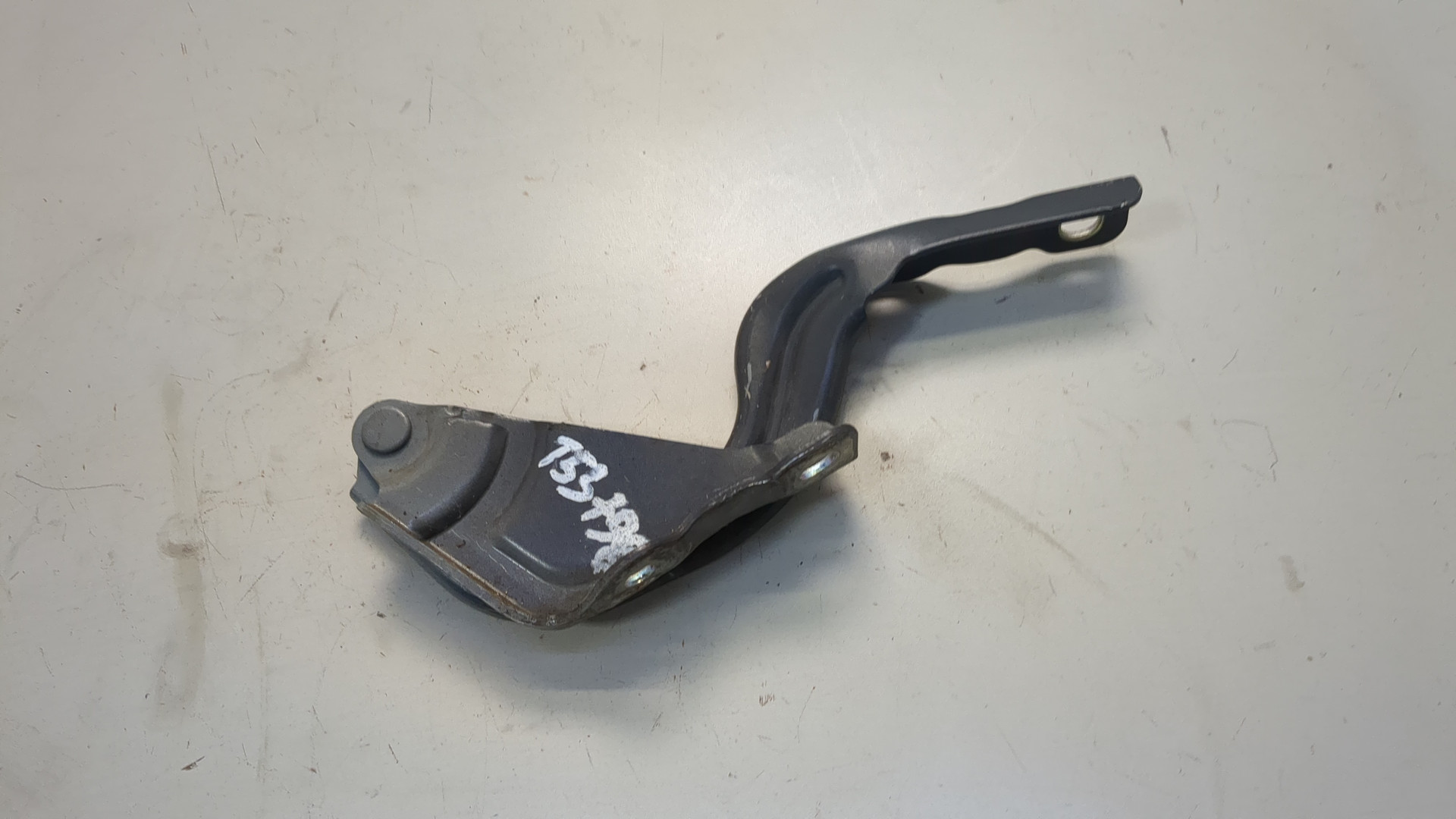 Петля капота левая