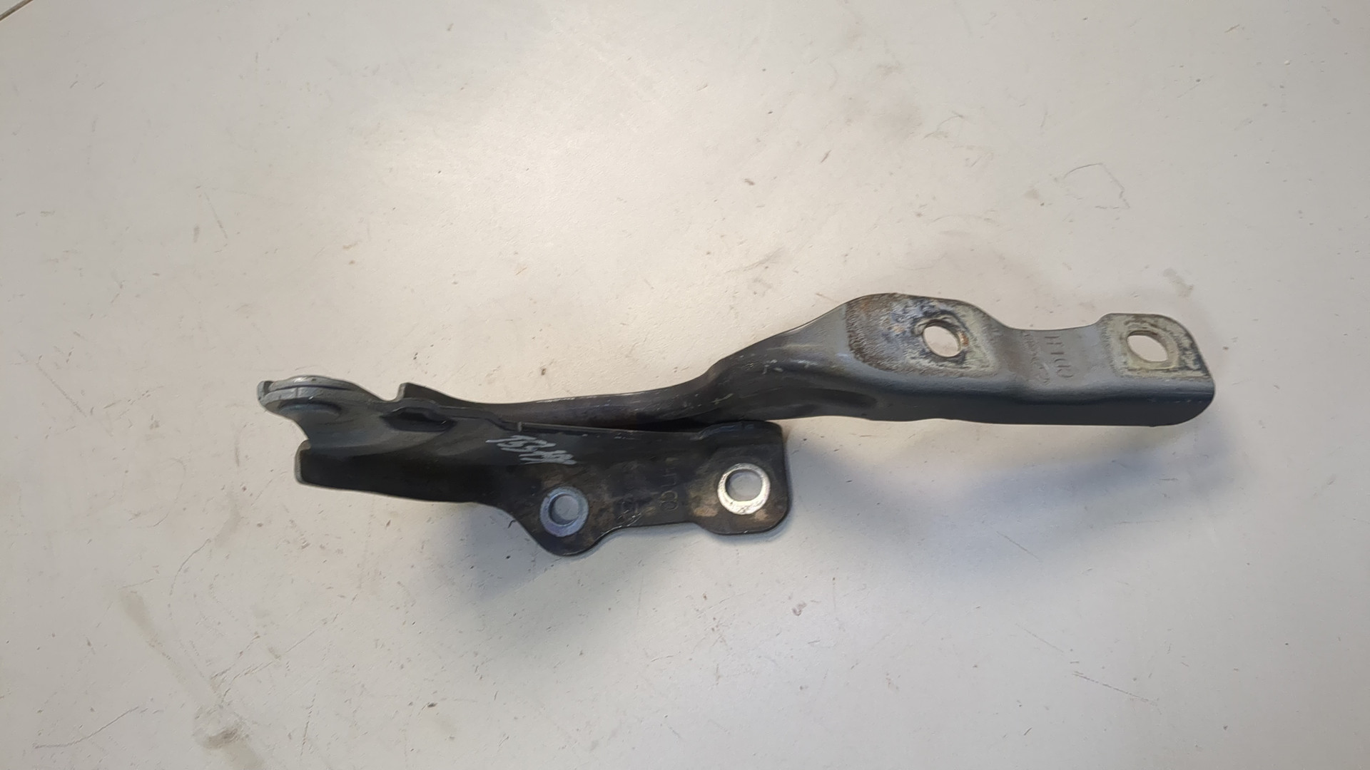 Петля капота левая