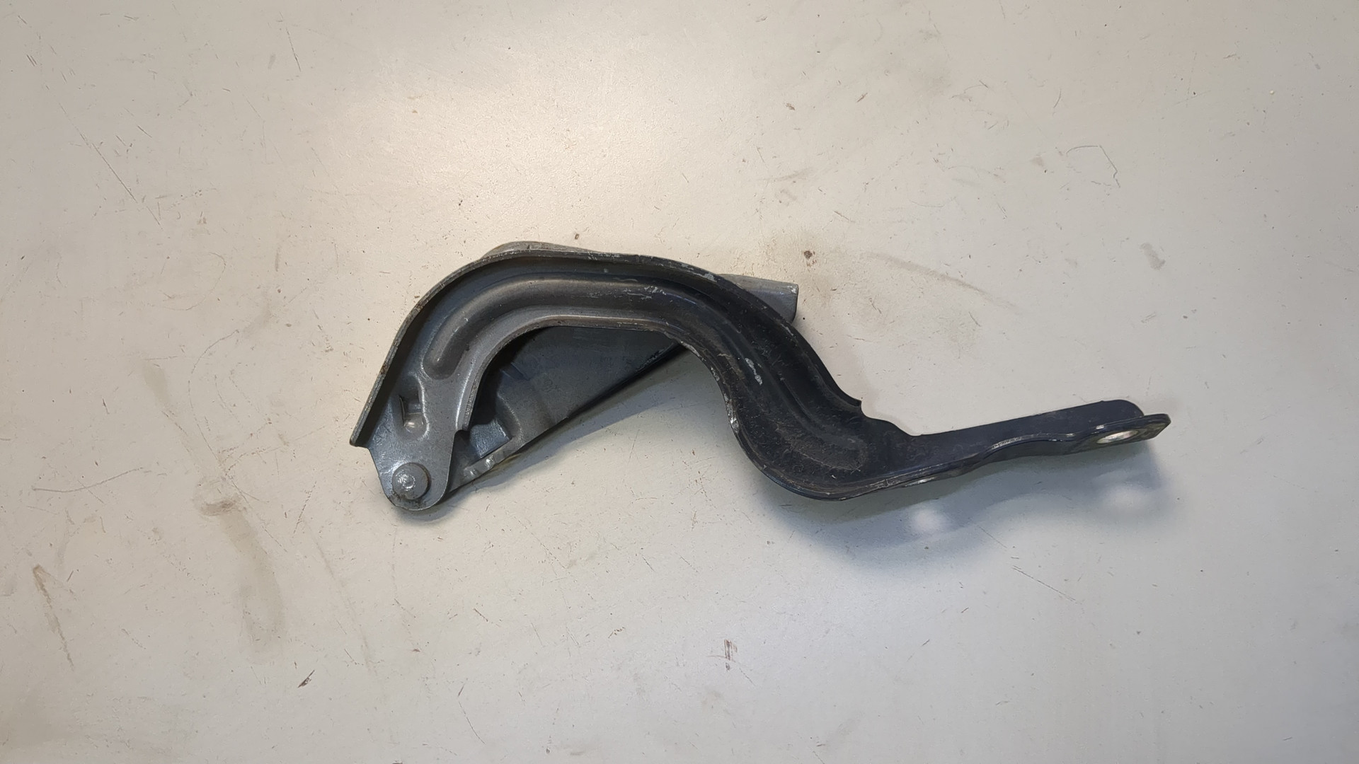 Петля капота левая