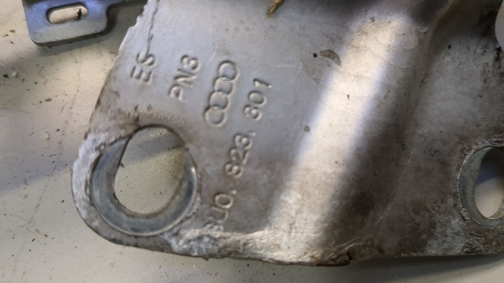 Петля капота левая