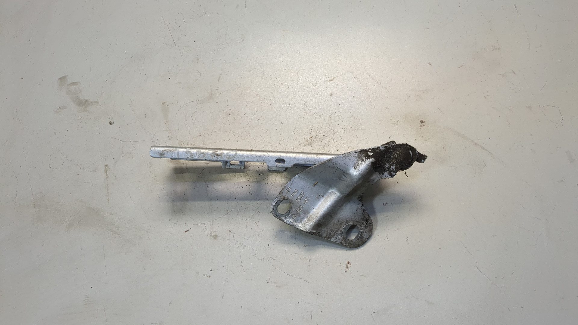 Петля капота левая