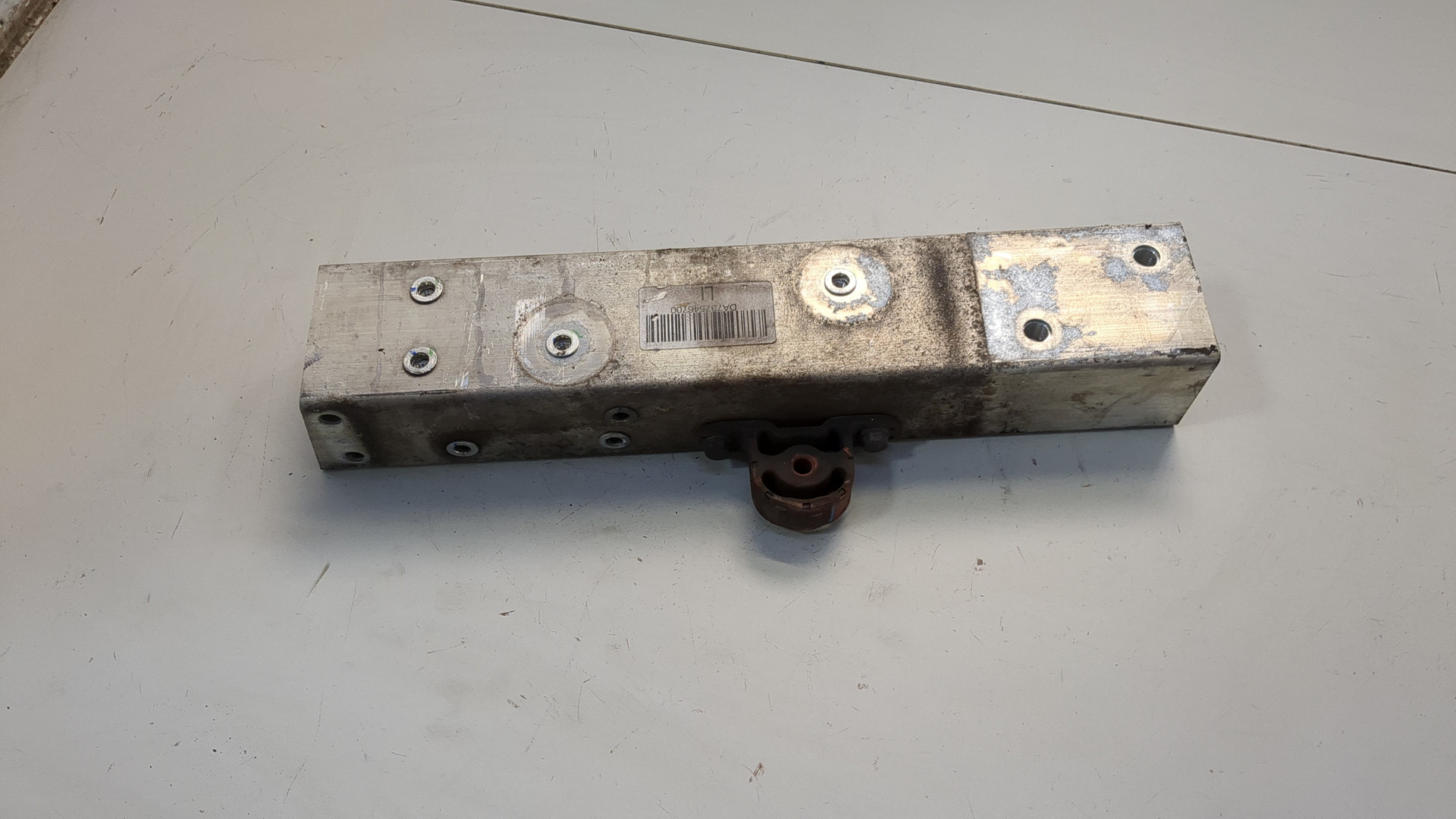 Кронштейн усилителя заднего бампера левый