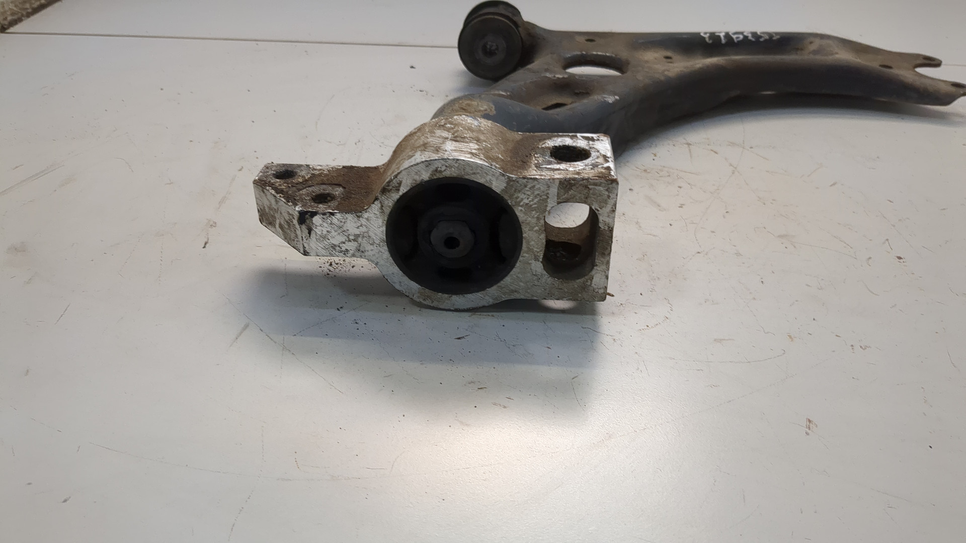 Рычаг передний правый