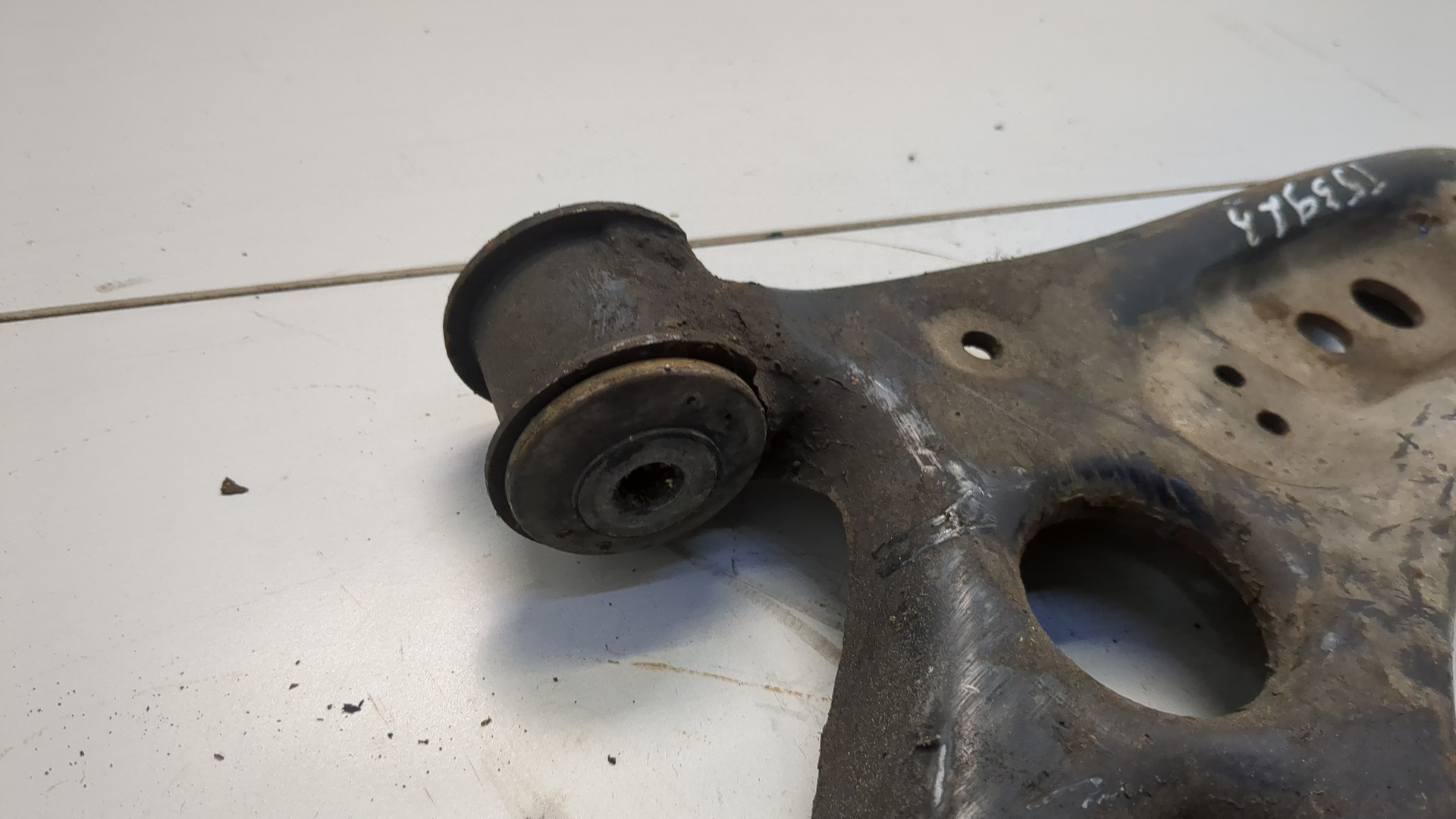 Рычаг передний правый